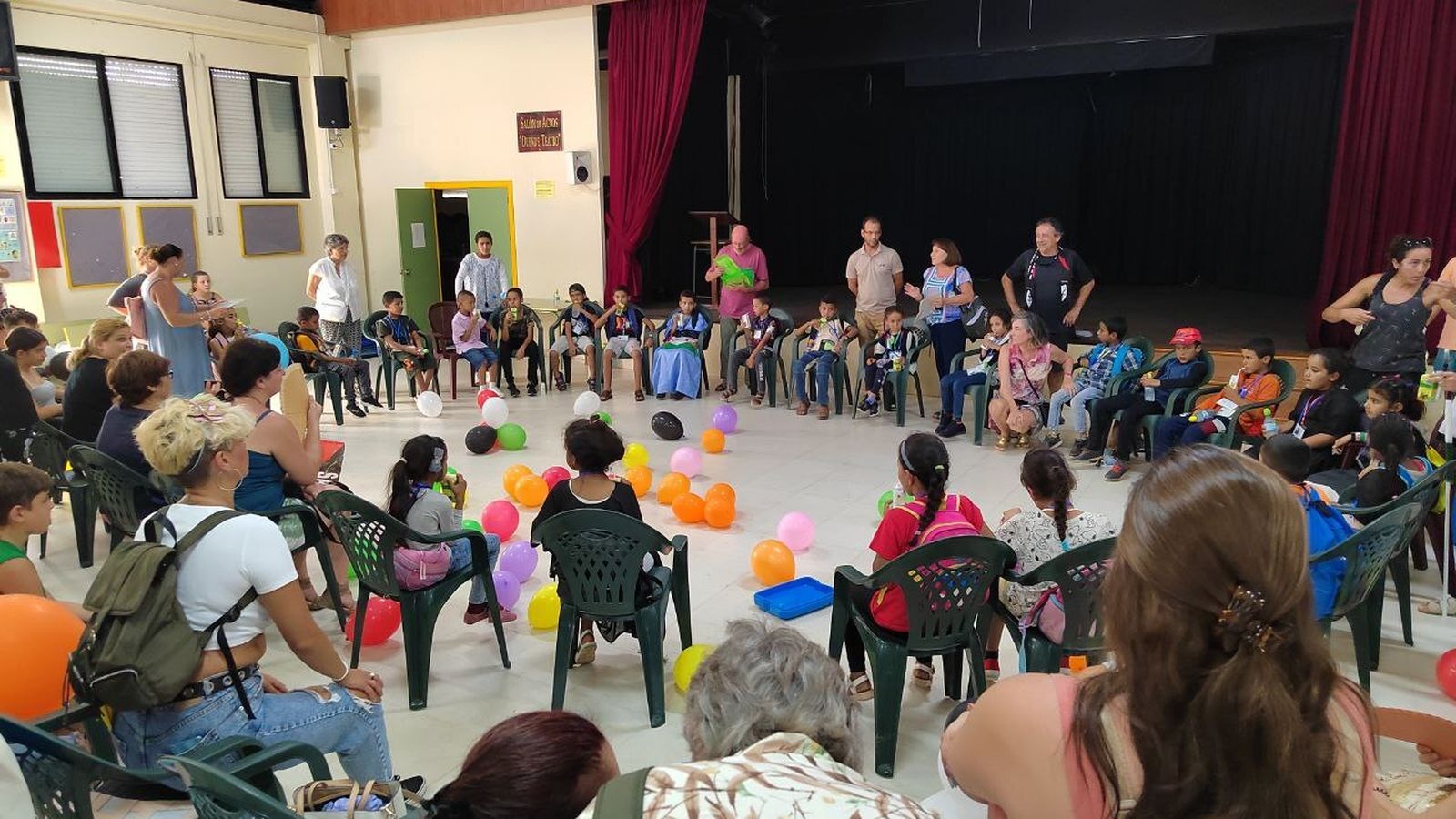 Los niños y niñas saharauis, durante el recibimiento en el IES José Luis Tejada.
