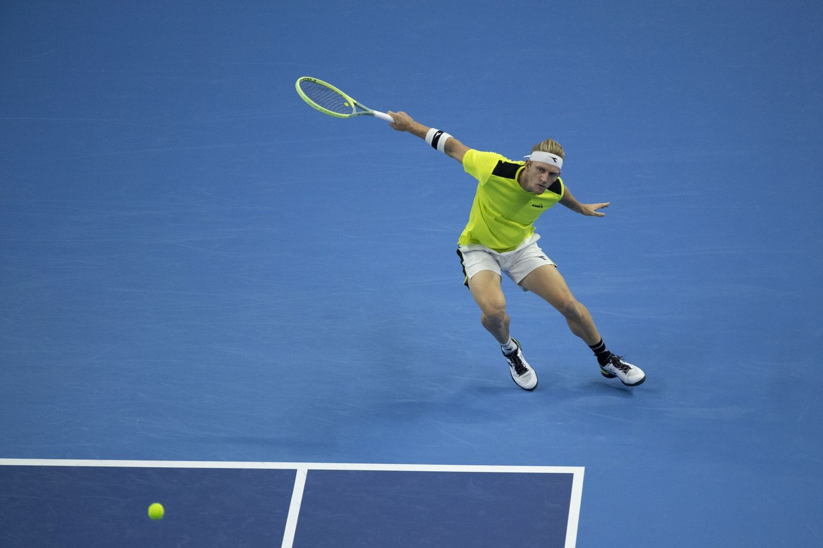 Davidovich golpea de revés.