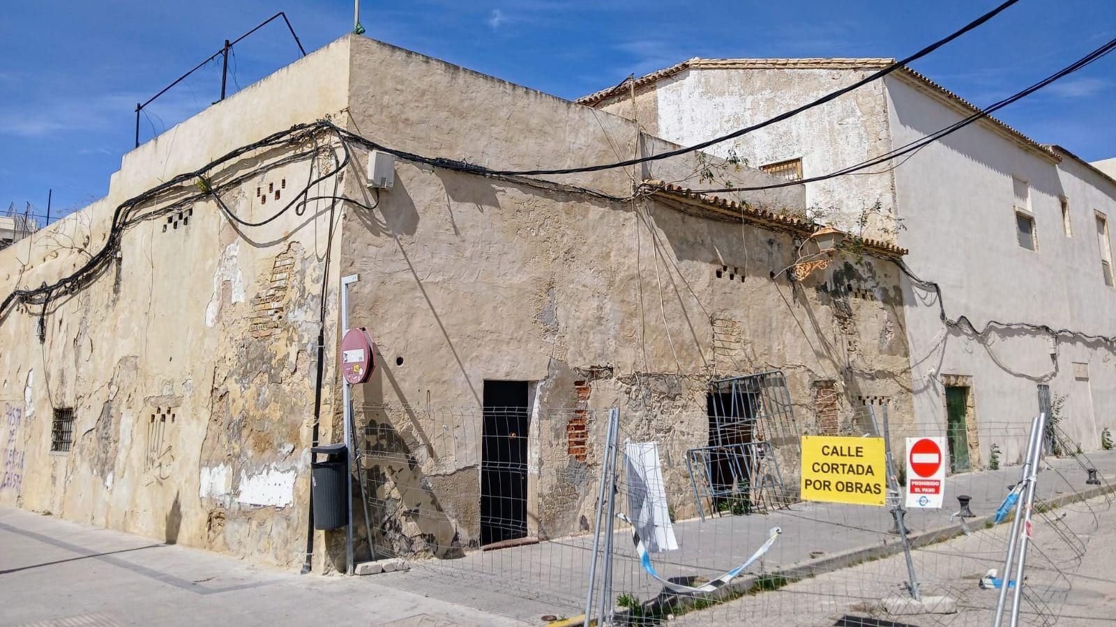 La parte trasera del histórico edificio, en muy mal estado, donde estaban los almacenes y bodegas.