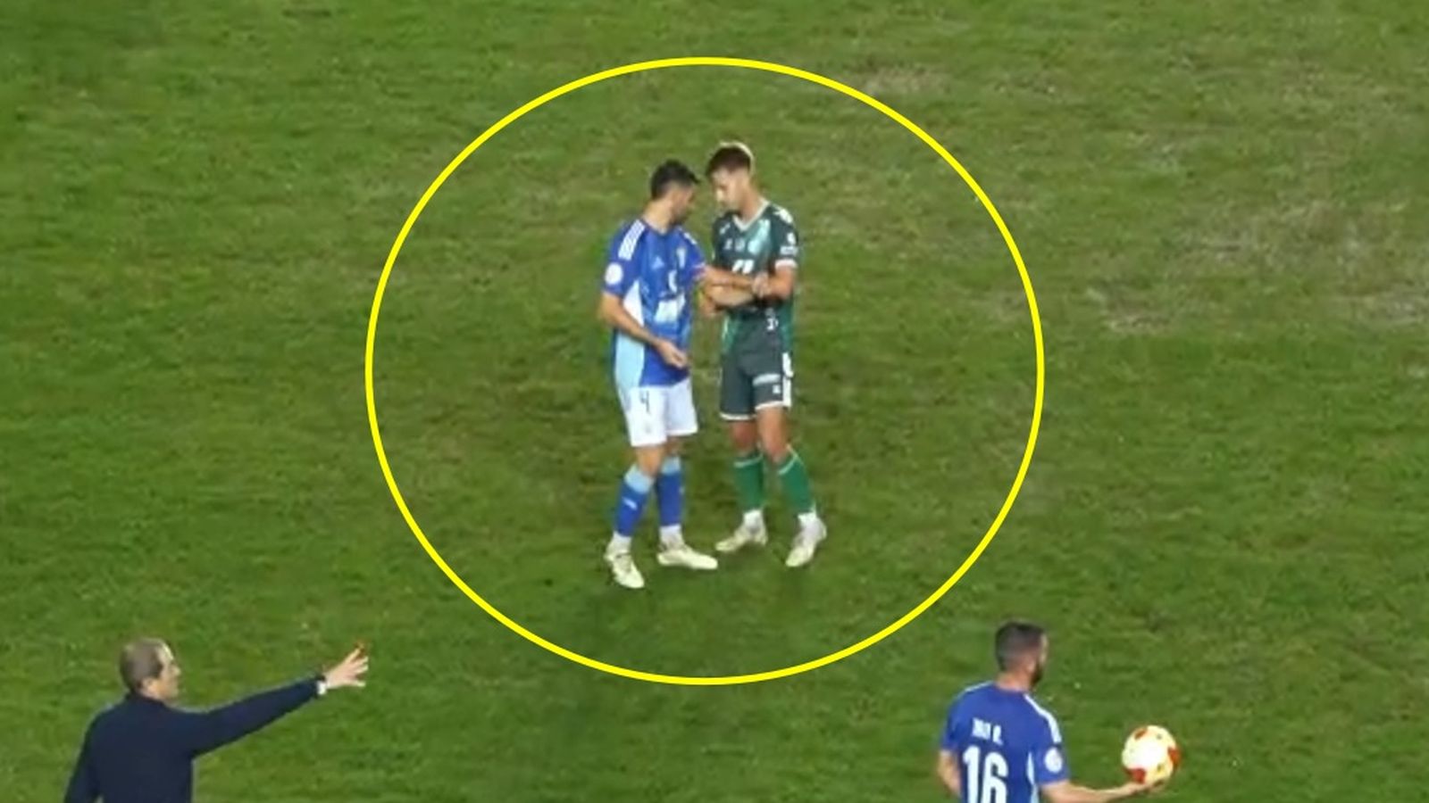 Gandoy ayuda a Adri a colocarse el brazalete. Hasta ahí se marcaron.