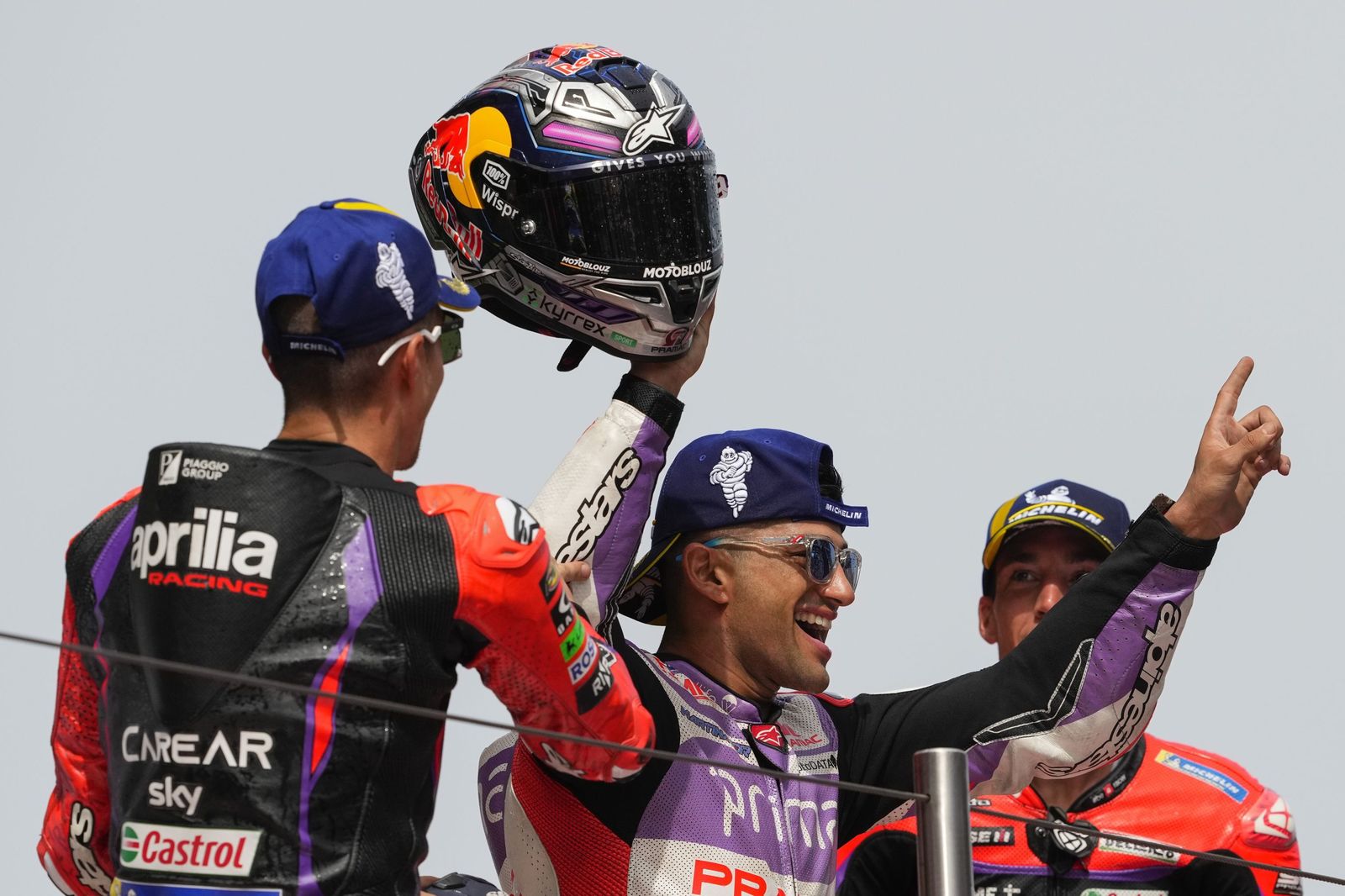 Las cariñosas fotos de Piqué, Clara Chía en el Mundial de Motos en Montmeló