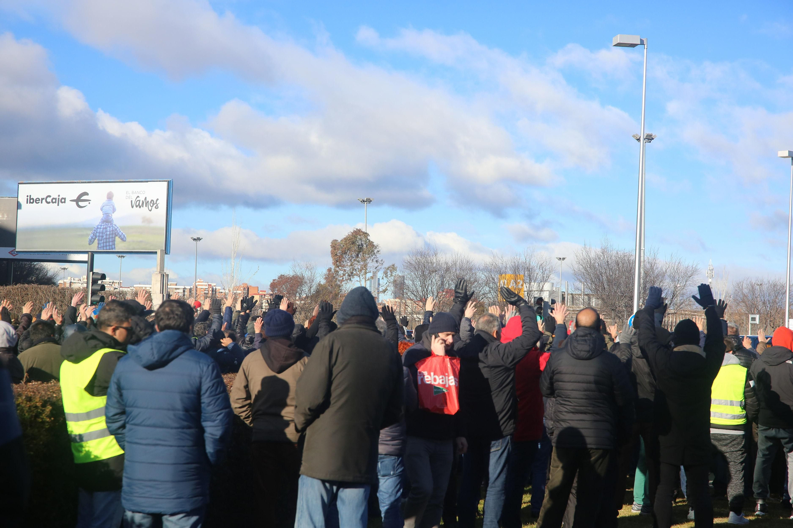 Las imágenes de la inauguración de FITUR, protagonizada por las protestas del taxi