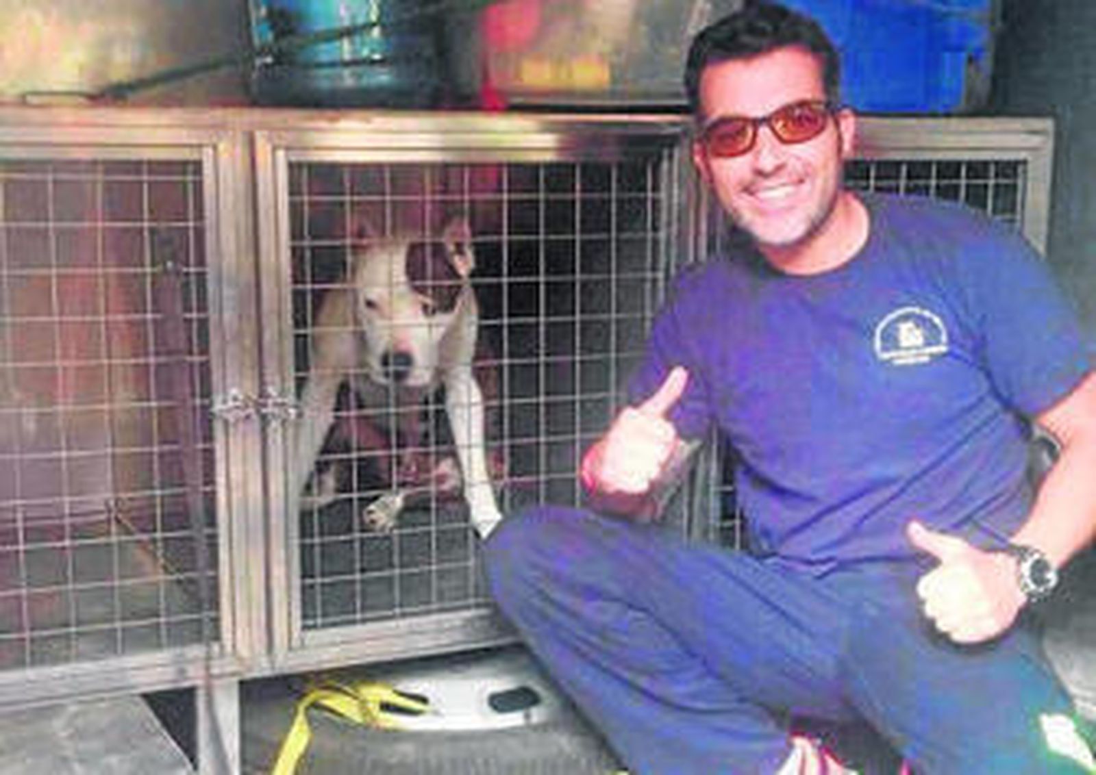 El bombero Antonio Caballero, con el perro 'Kron'.