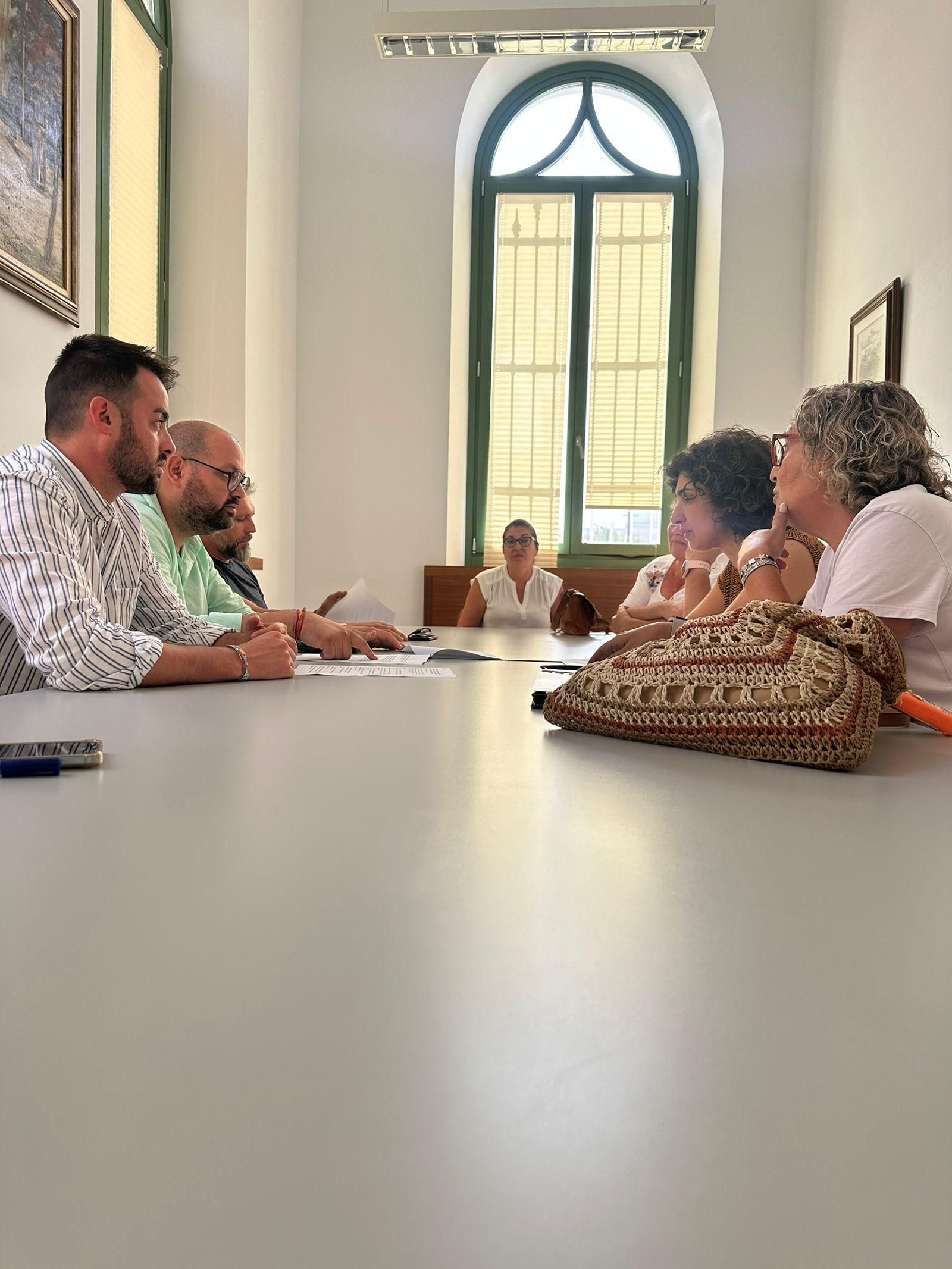Imagen del encuentro mantenido entre los representantes del servicio de limpieza y el Ayuntamiento.