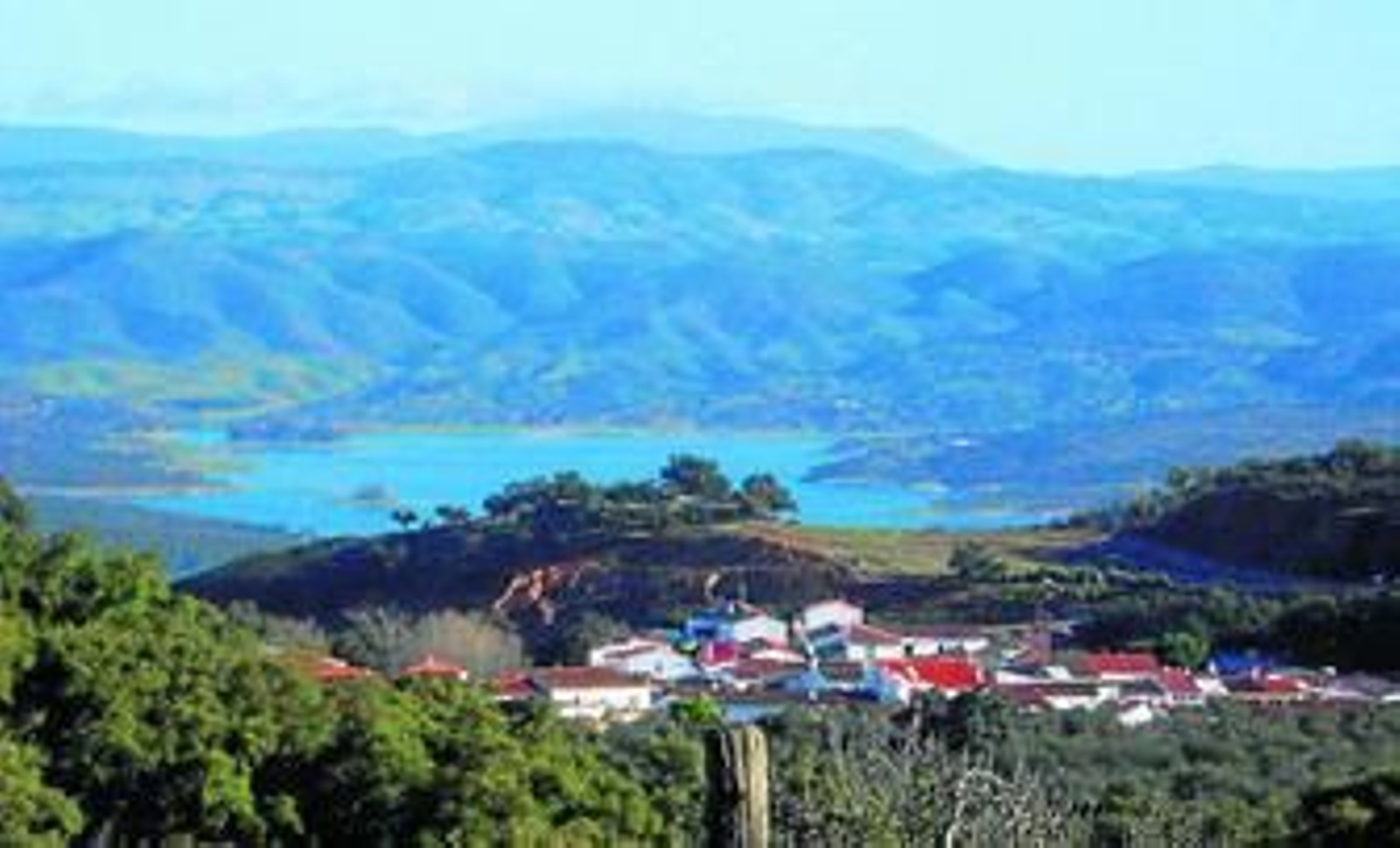 Vista de Corteconcepción. Al fondo, el pantano de Aracena.