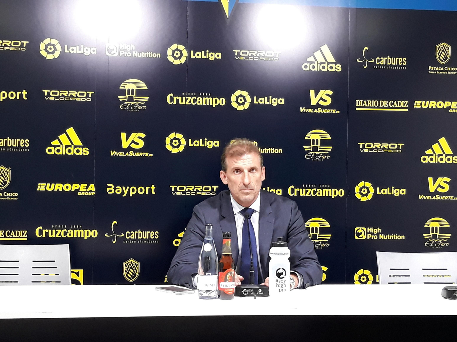 El director deportivo del Cádiz, Óscar Arias, en la sala de prensa de El Rosal.