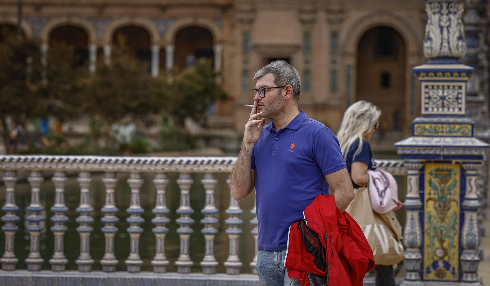 Un hombre fuma ayer en la Plaza de España.