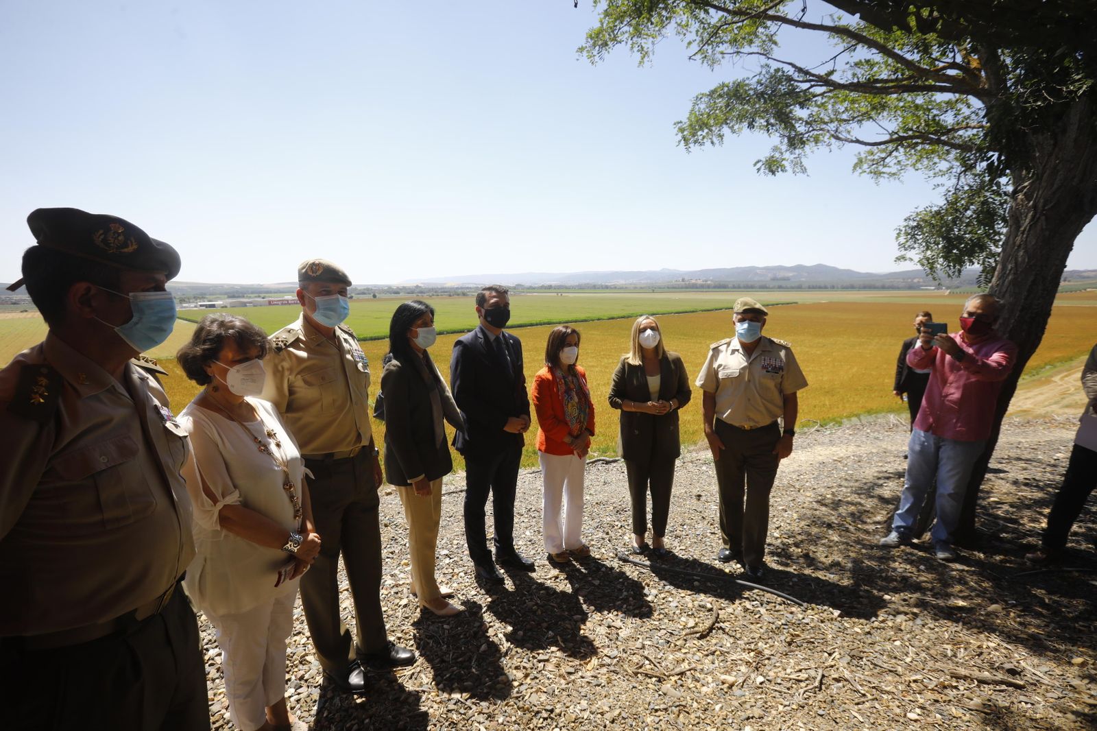 La visita de la ministra de Defensa a Córdoba para conocer la base logística del Ejército, en fotografías