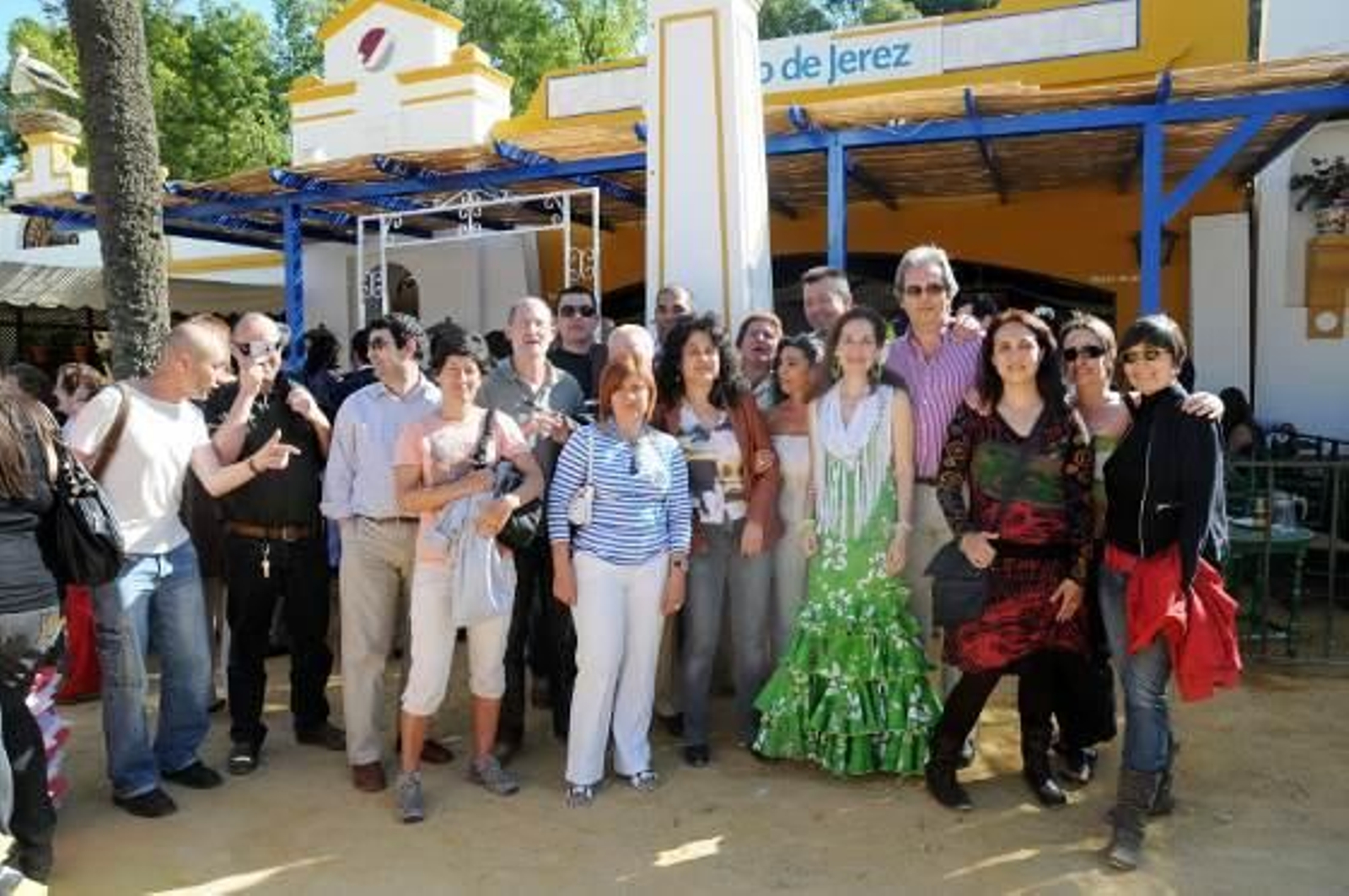 Domingo Martínez, director de la Escuela de Arte y colaborador de Diario de Jerez, junto a sus compañeros de trabajo en la puerta de la caseta del periódico. 

Foto: Manuel Aranda