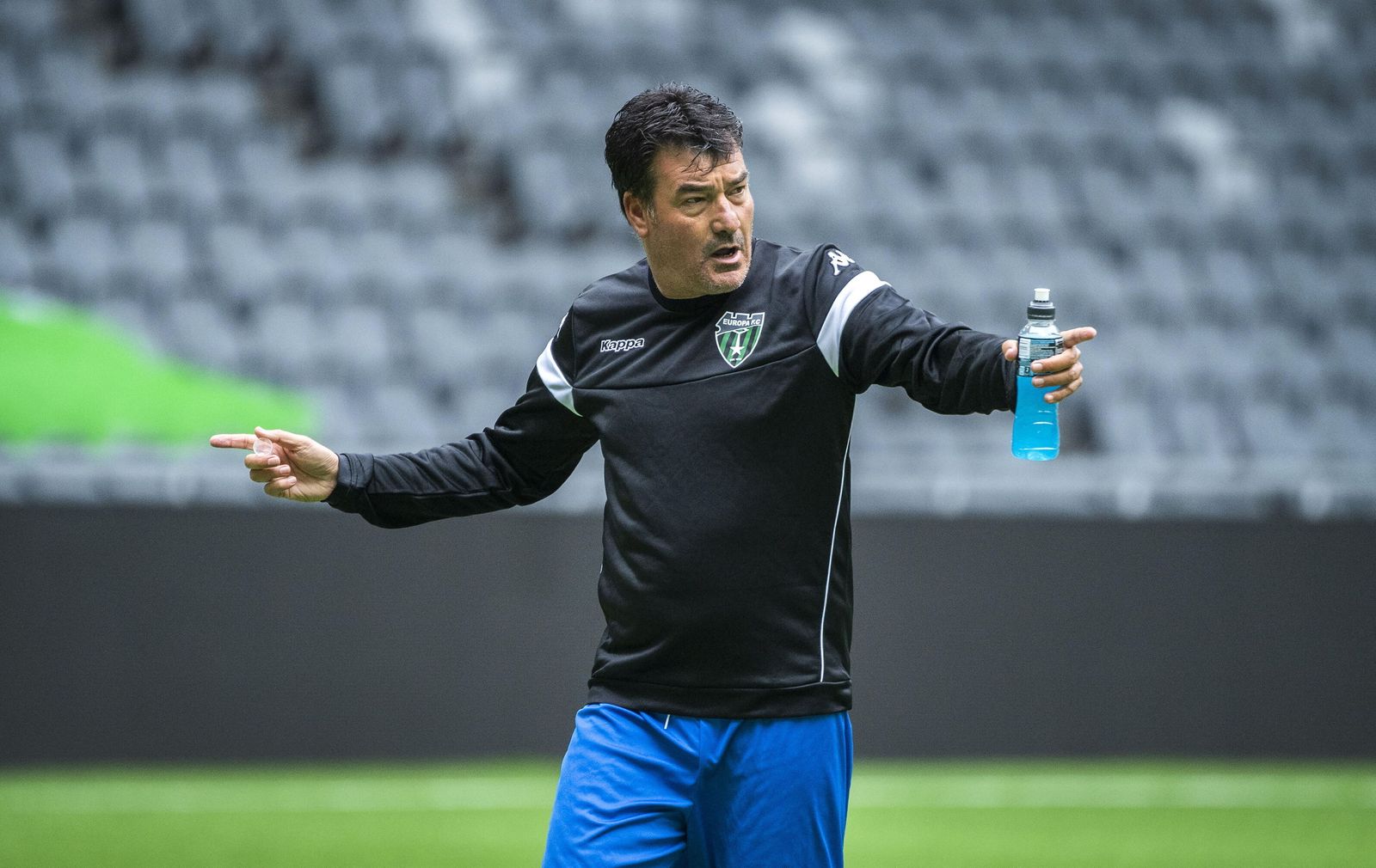 Rafa Escobar da órdenes durante un entrenamiento del Europa.