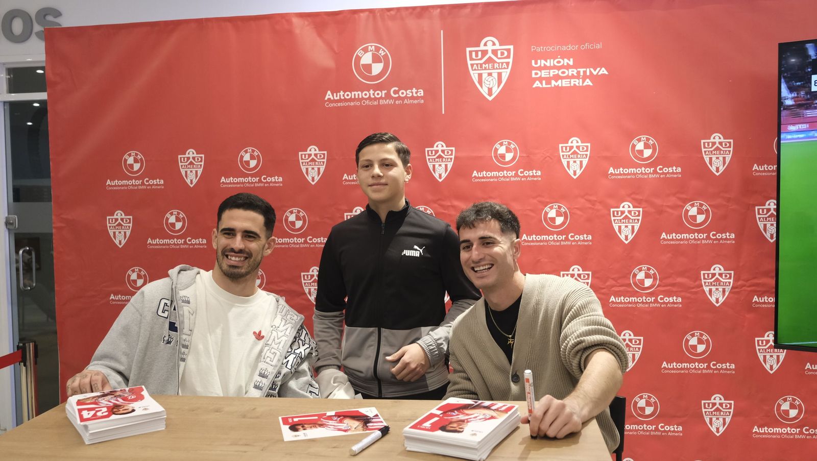 Jon Mocillo y Miguel de la Fuente firman autógrafos en Automotor Costa BMW