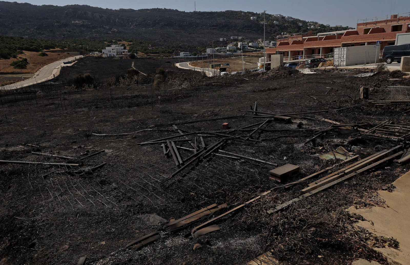 Así han quedado Atlanterra y Zahara de los Atunes tras el incendio forestal en la Sierra de la Plata de Tarifa