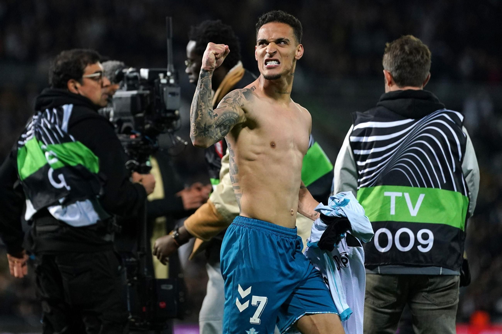 Antony celebra con rabia con los aficionados béticos la clasificación.