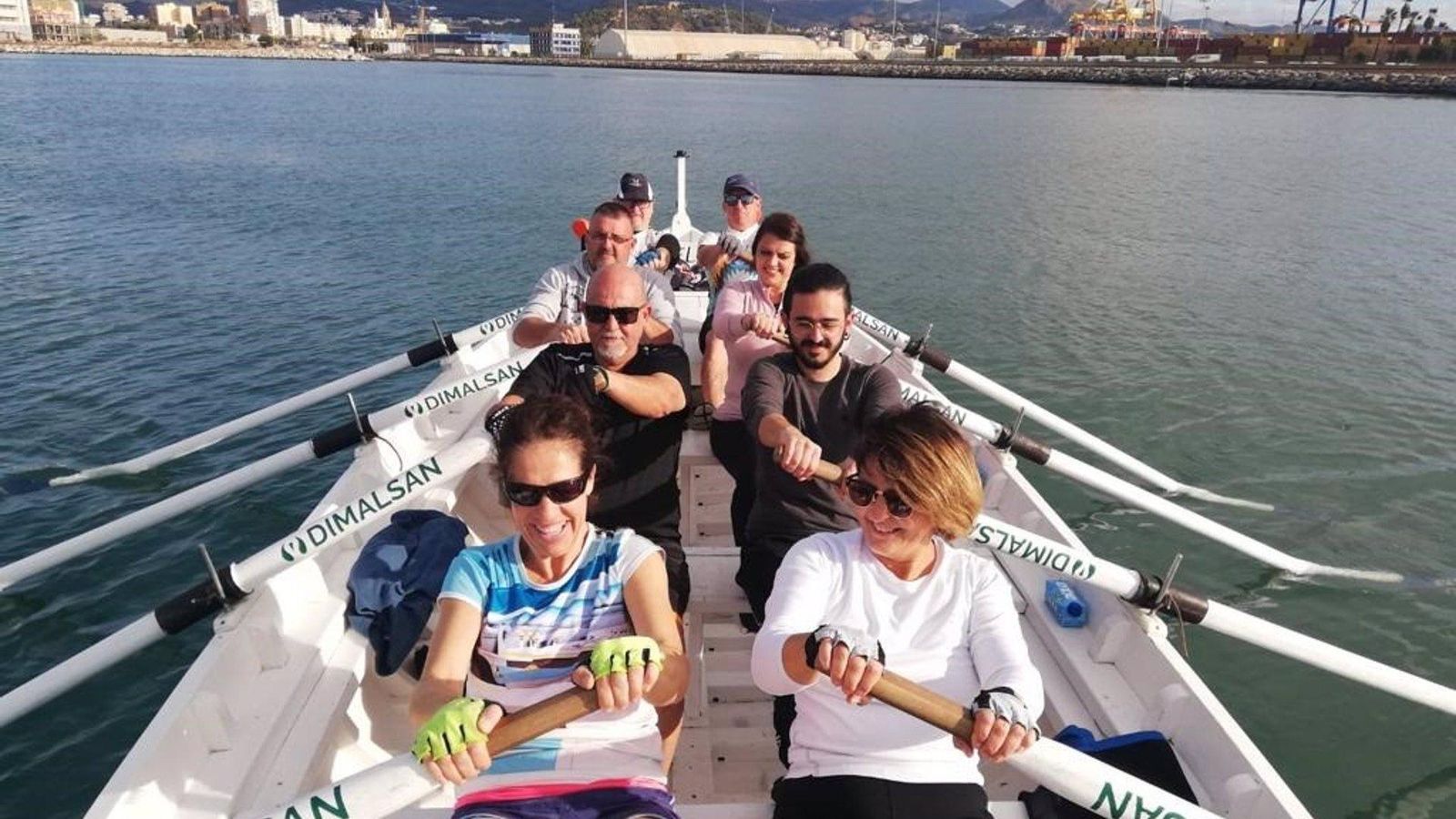 Uno de los grupos participantes, en su paseo en jábega por el litoral de Málaga.