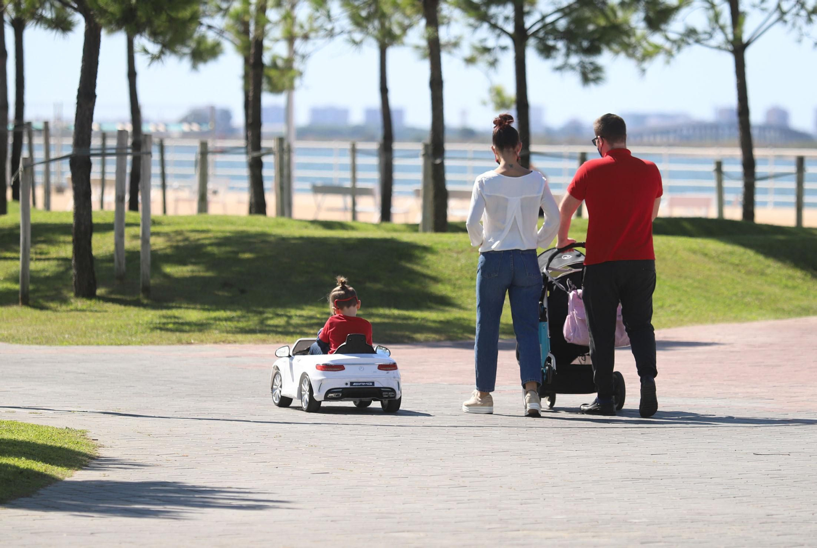 Una pareja joven pasea con su hijos.