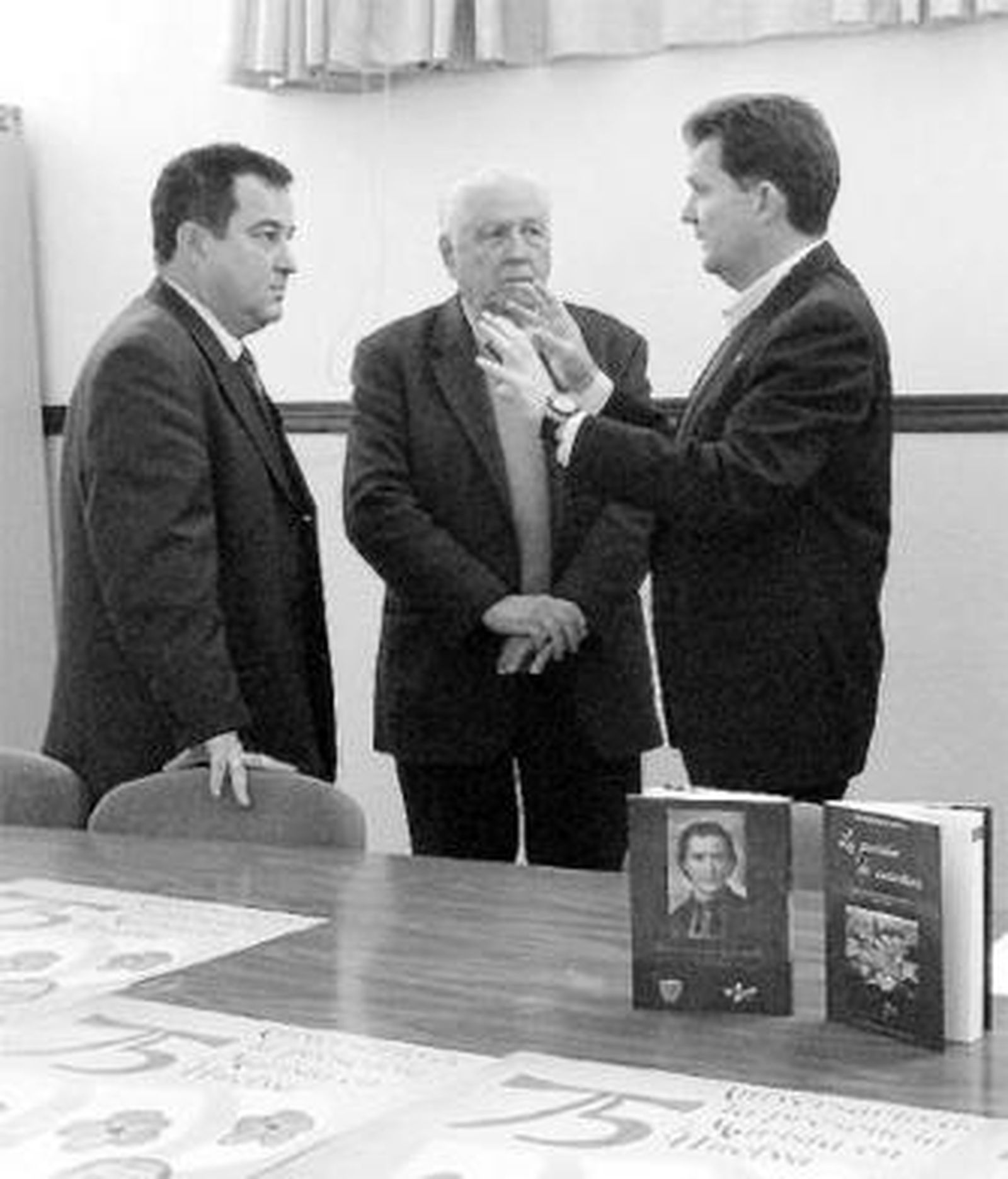José María Segovia, con miembros de la Asociación de Alumnos.