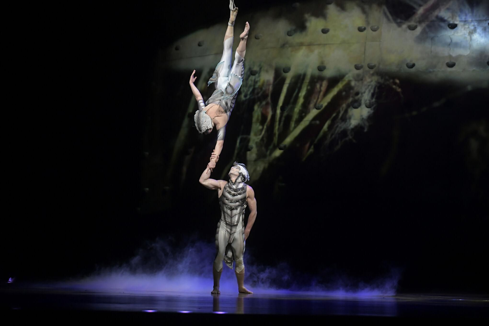 El Circo del Sol brilla en el Palacio de Deportes de Granada