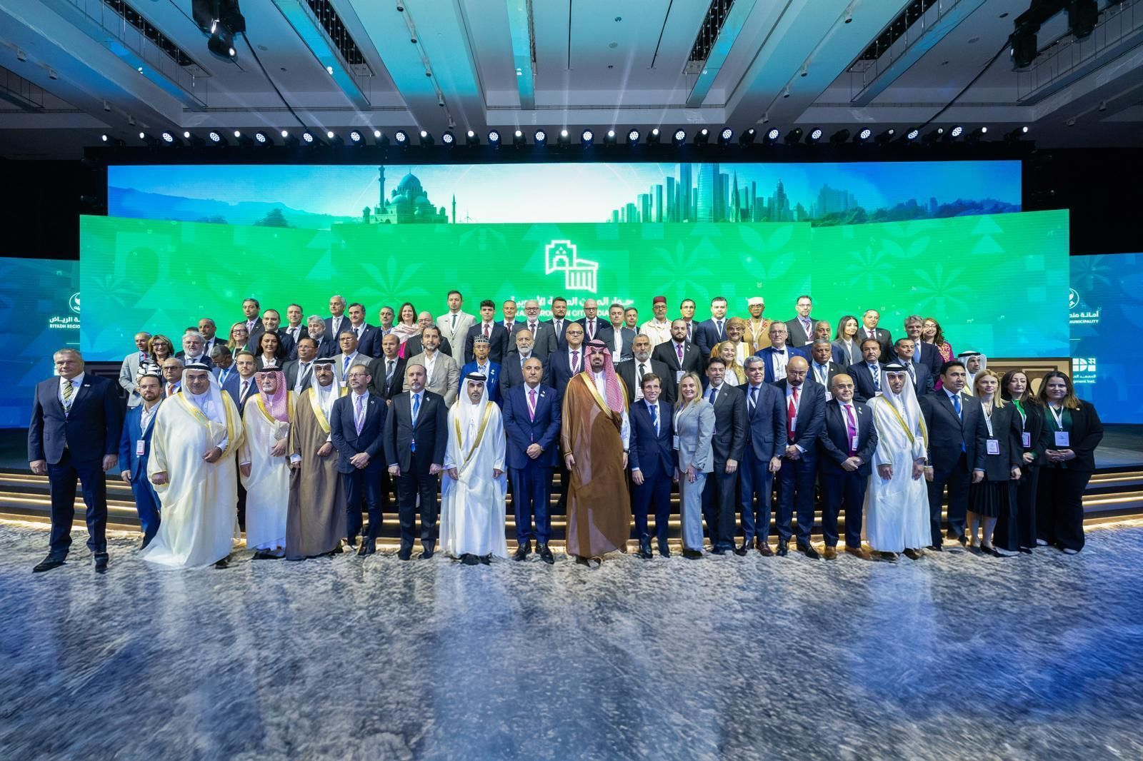 Carazo, en primera fila junto a Martínez Almedia, en el foro de ciudades árabes y europeas de Riad.
