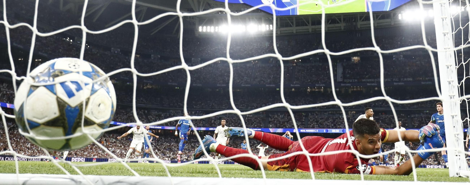Rulli no puede detener el penalti lanzado por Mbappé.