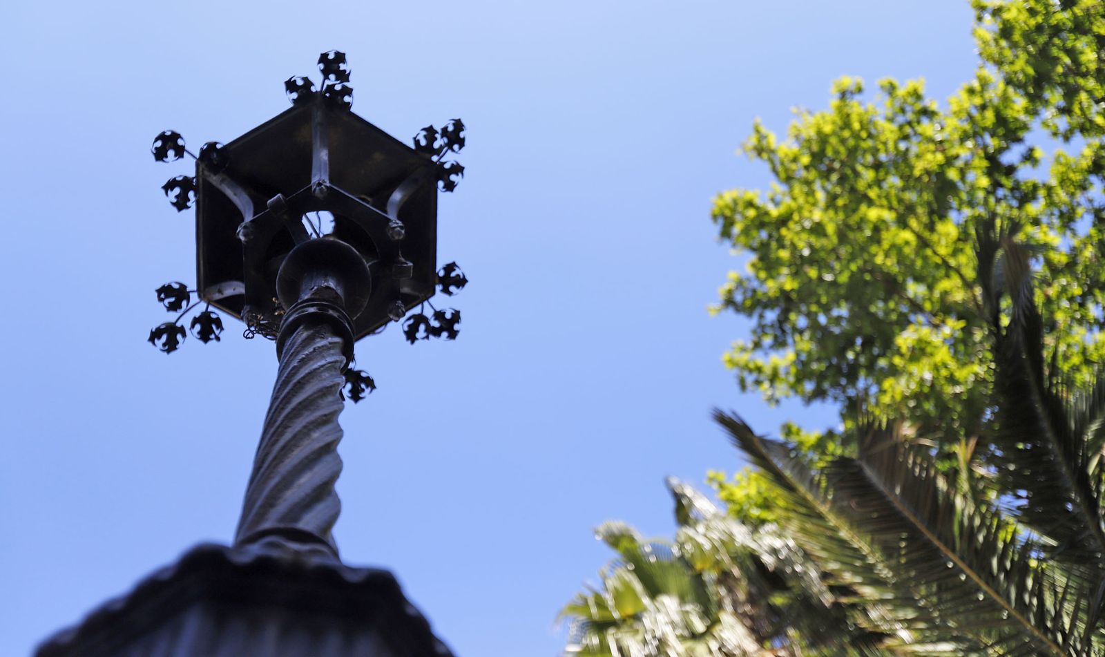Farolas de las Antiguas oficinas de la línea Huelva-Zafra, hoy delegación de Turismo de la Junta