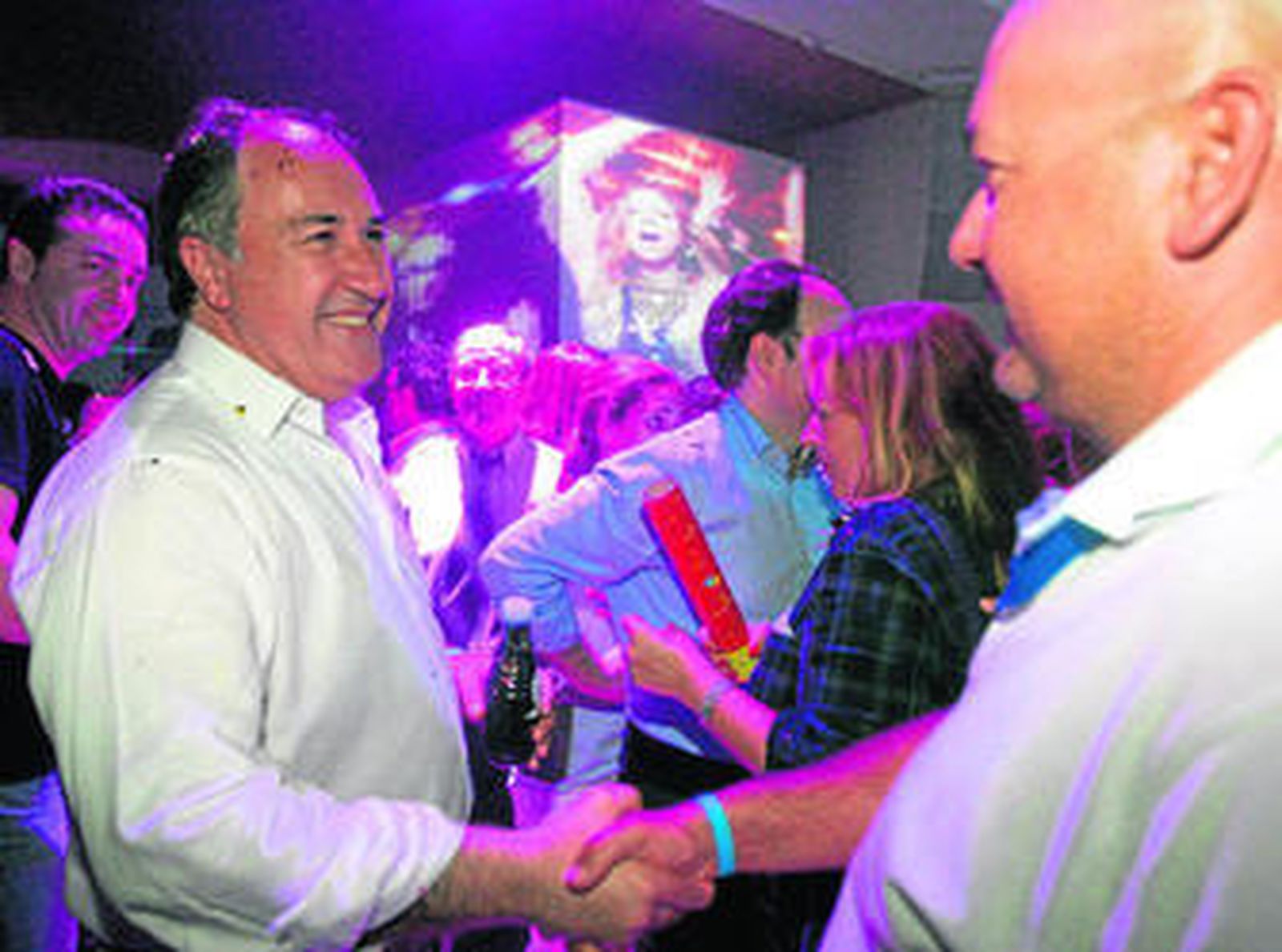 José Ignacio Landaluce estrecha la mano a un militante, anoche en la Kube.