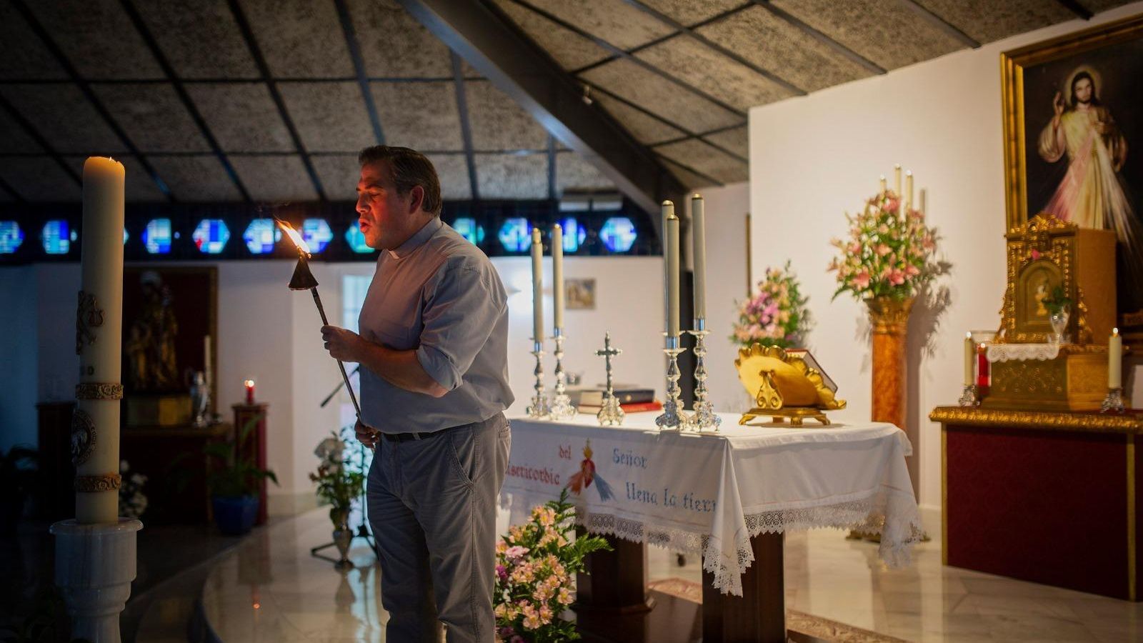 Preparación de la misa en la parroquia Nuestra Señora de la Oliva.