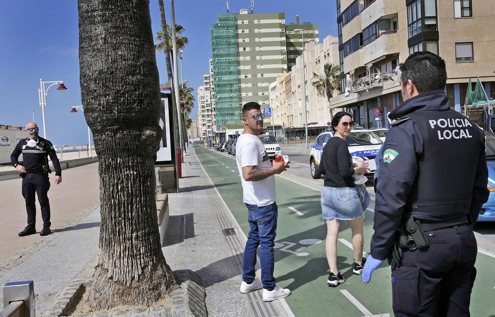 Un agente de la Policía Local informa a unos ciudadanos durante el pasado Estado de Alarma.