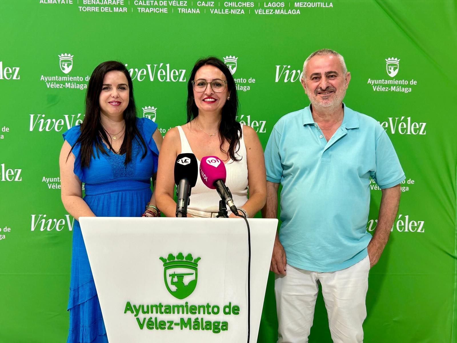 La teniente de alcalde de Triana, Lourdes Piña, junto con la edil de Deportes, Rocío Ruiz, y el teniente de alcalde de Cajiz, Jesús María Claros