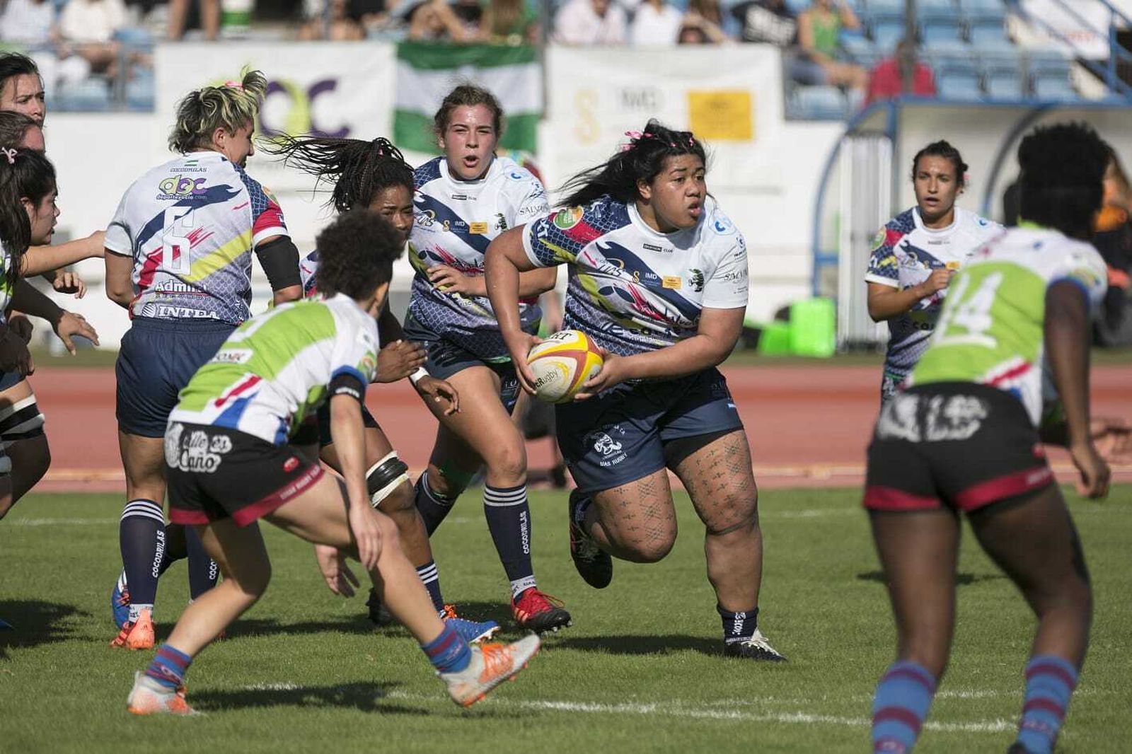 El pilar izquierdo del Corteva Cocos, Ana Mamea, avanza con el oval ante el Eibar.