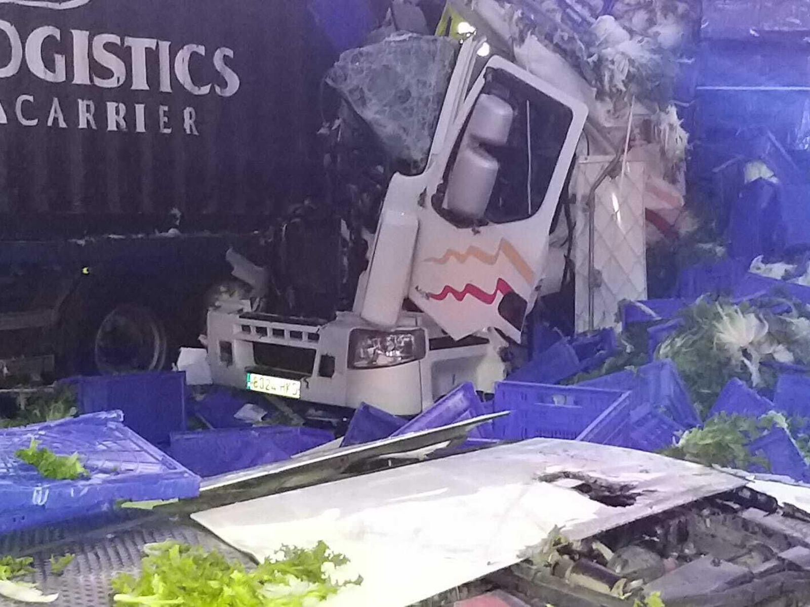 Un accidente  entre dos camiones en la A7 sentido Torremolinos causa 13 kilómetros de retención