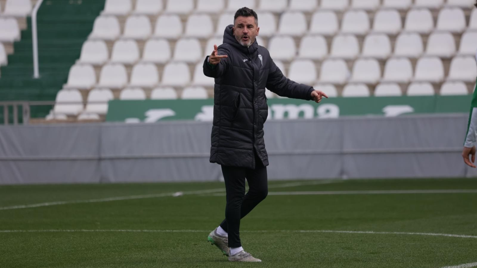Iván Ania, técnico del Córdoba, da instrucciones en uno de los entrenamientos de la semana.