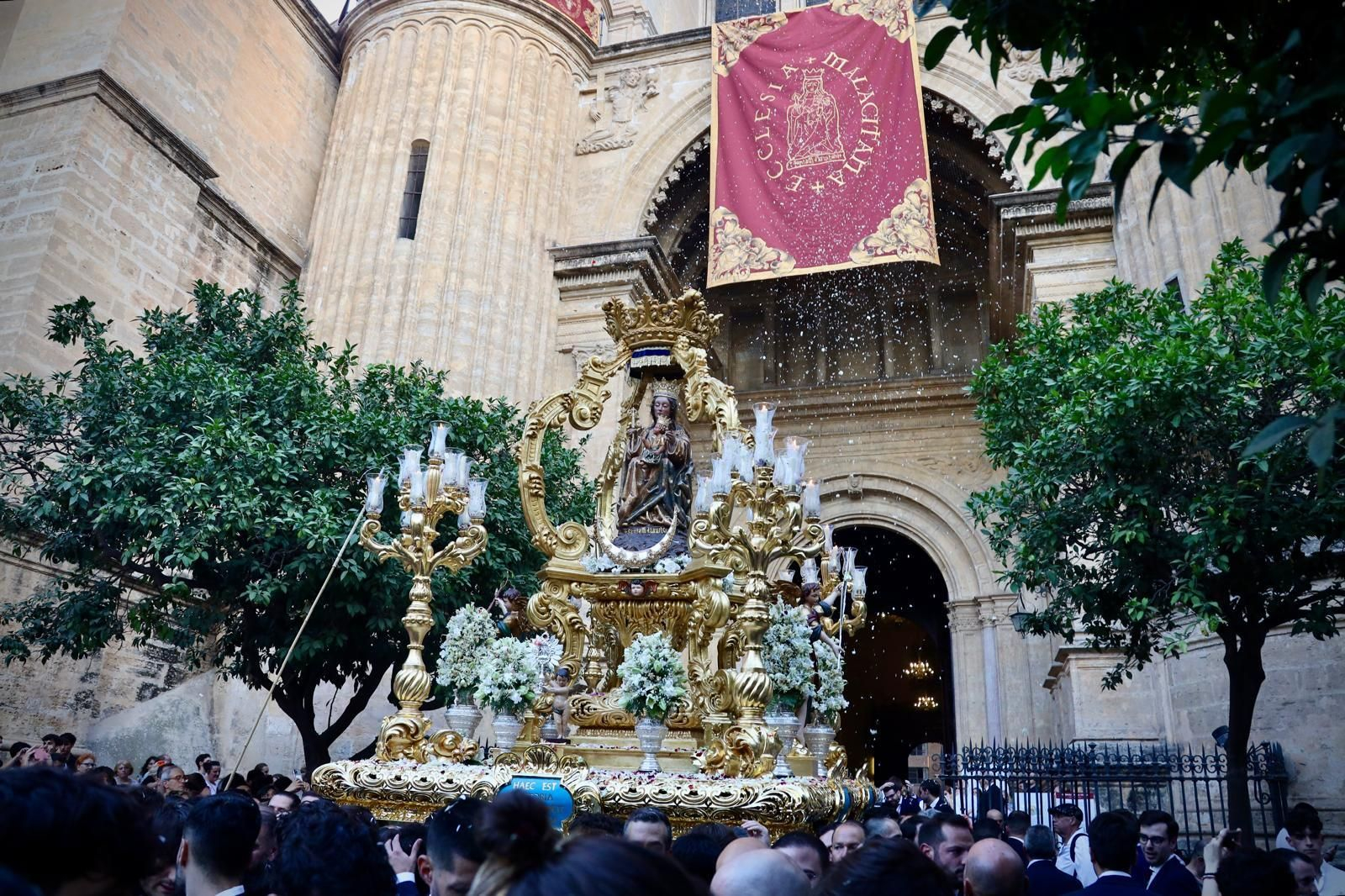 La procesión de la Virgen de la Victoria de Málaga, en imágenes