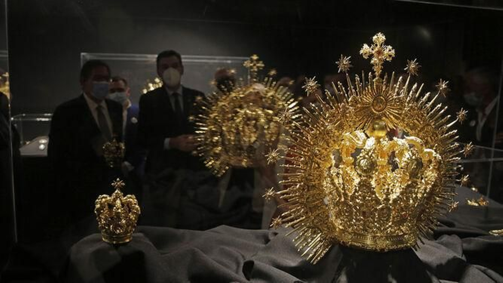 Coronas de la Virgen del Rocío y el Pastorcillo Divino reunidas en la muestra.