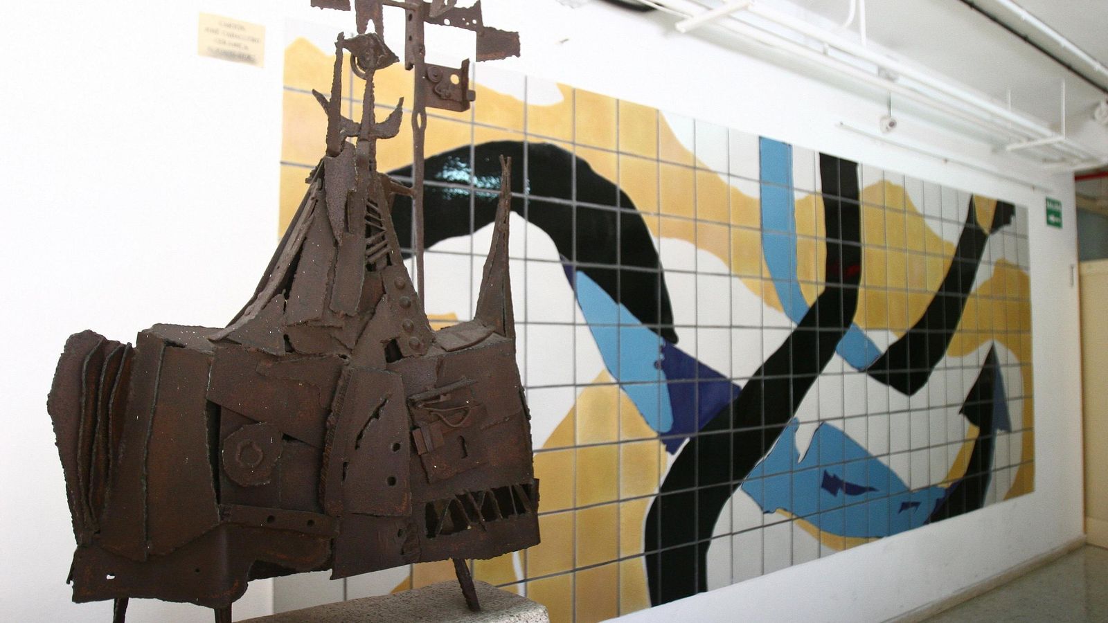 Escultura y mural de Jose Caballero en el IES que lleva su nombre