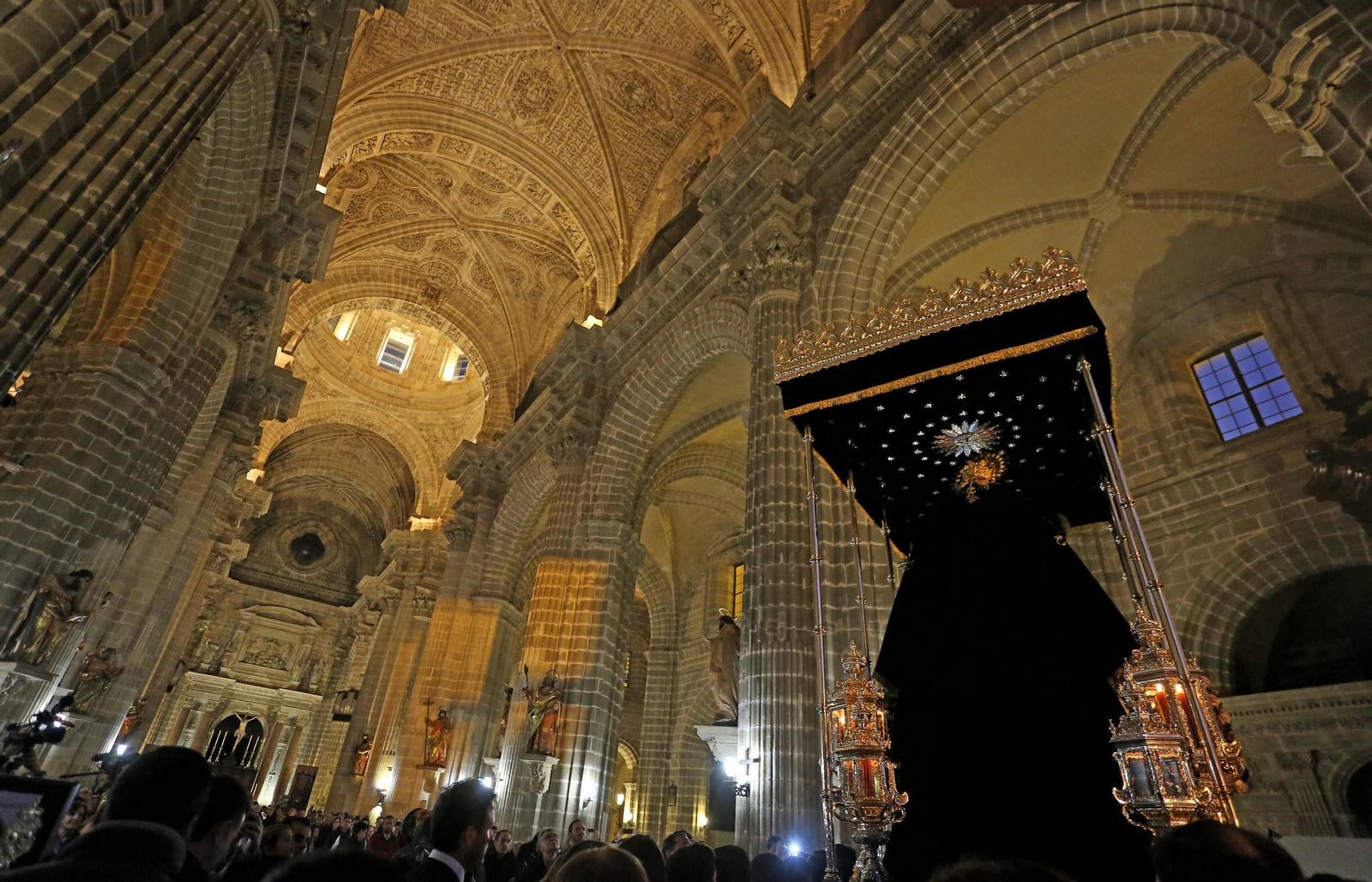 Imágenes del Via Crucis de las Hermandades