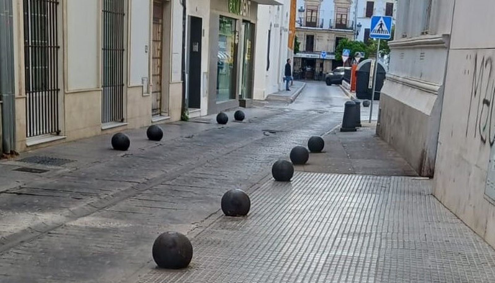 Una imagen de los bolardos metálicos de la calle Descalzos.