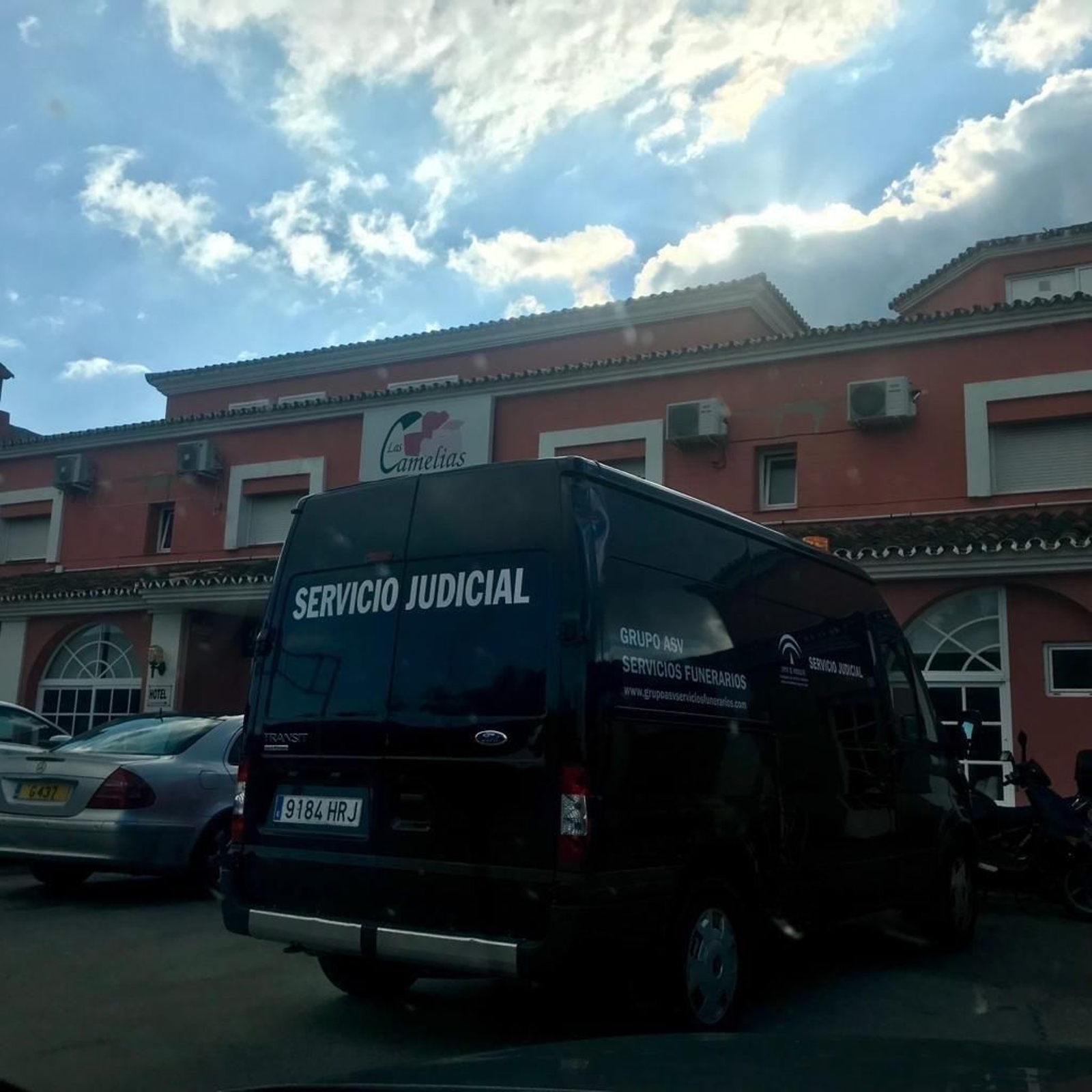 El furgón de la comisión judicial, a las puertas del hotel.