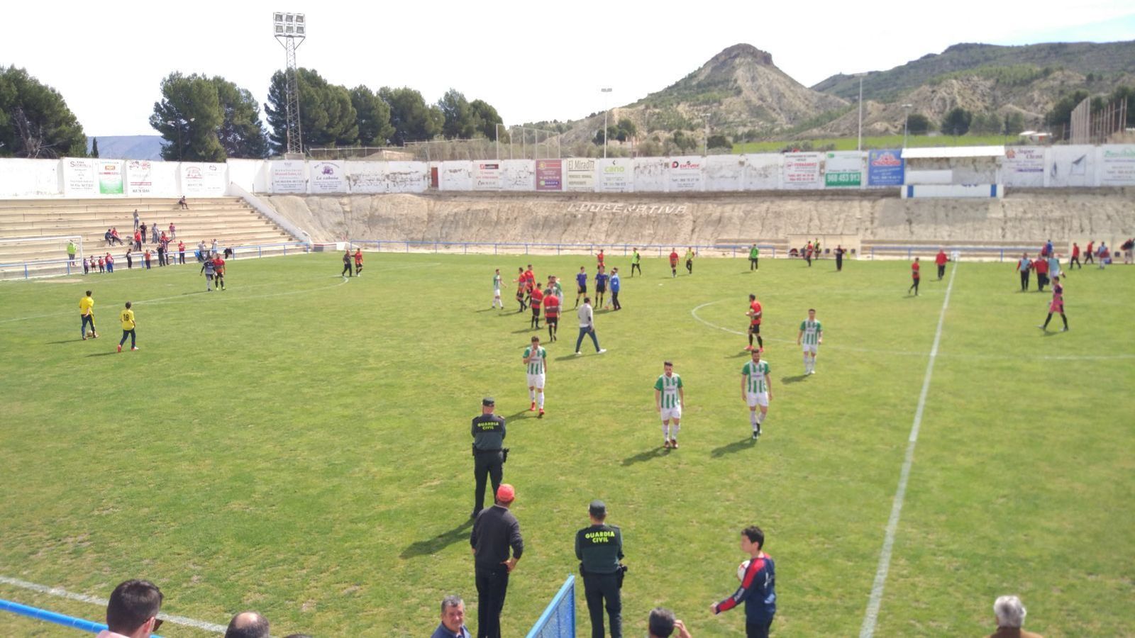 Jugadores del conjunto almeriense se retiran del terreno de juego al acabar la contienda.