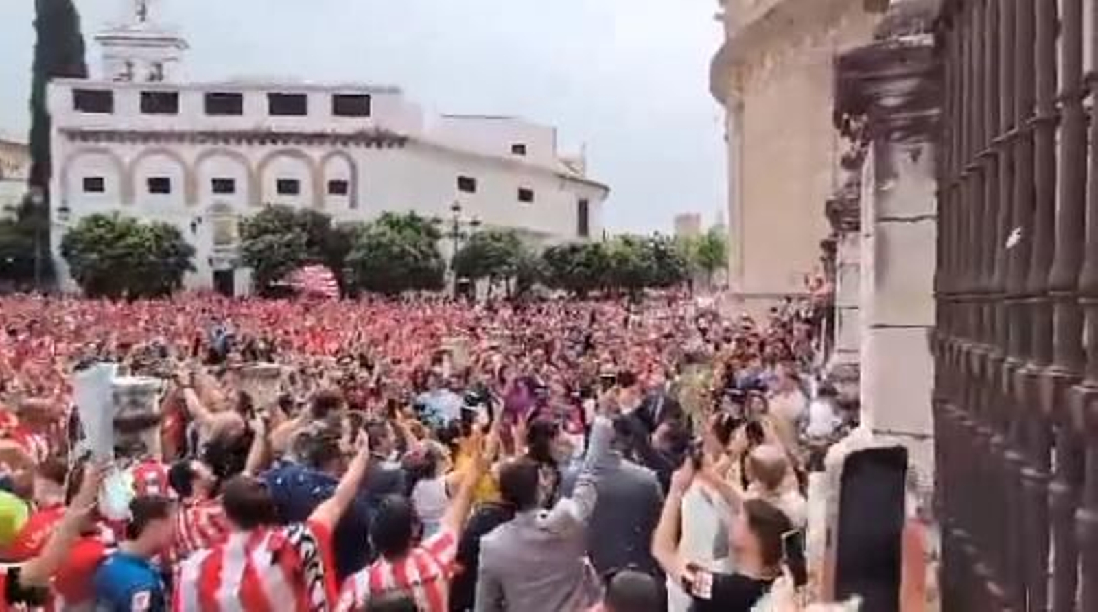 Una boda en la catedral de Sevilla con unos invitados de honor: los miles de aficionados del Athletic Club