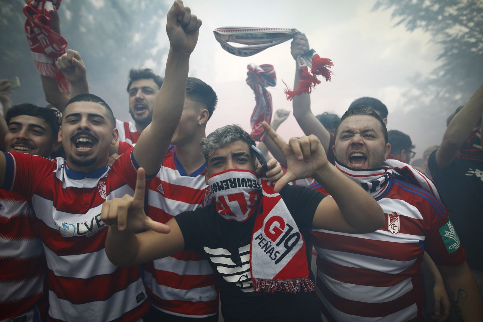 Seguidores del Granada en el recibimiento ante el Eibar.