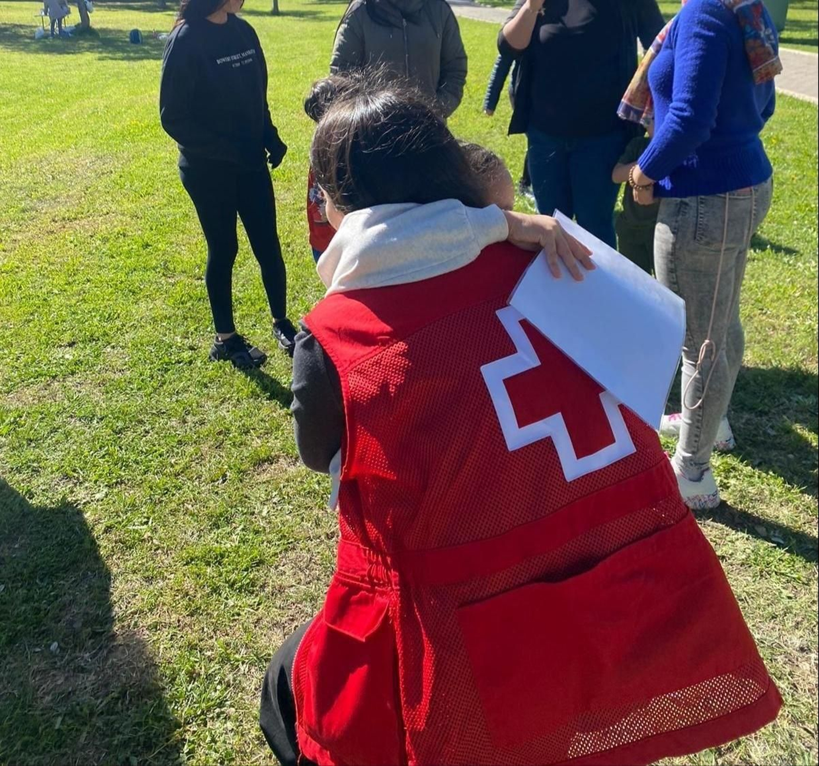 El emblema de Cruz Roja Española en la chaqueta de una voluntaria, en una imagen de archivo.