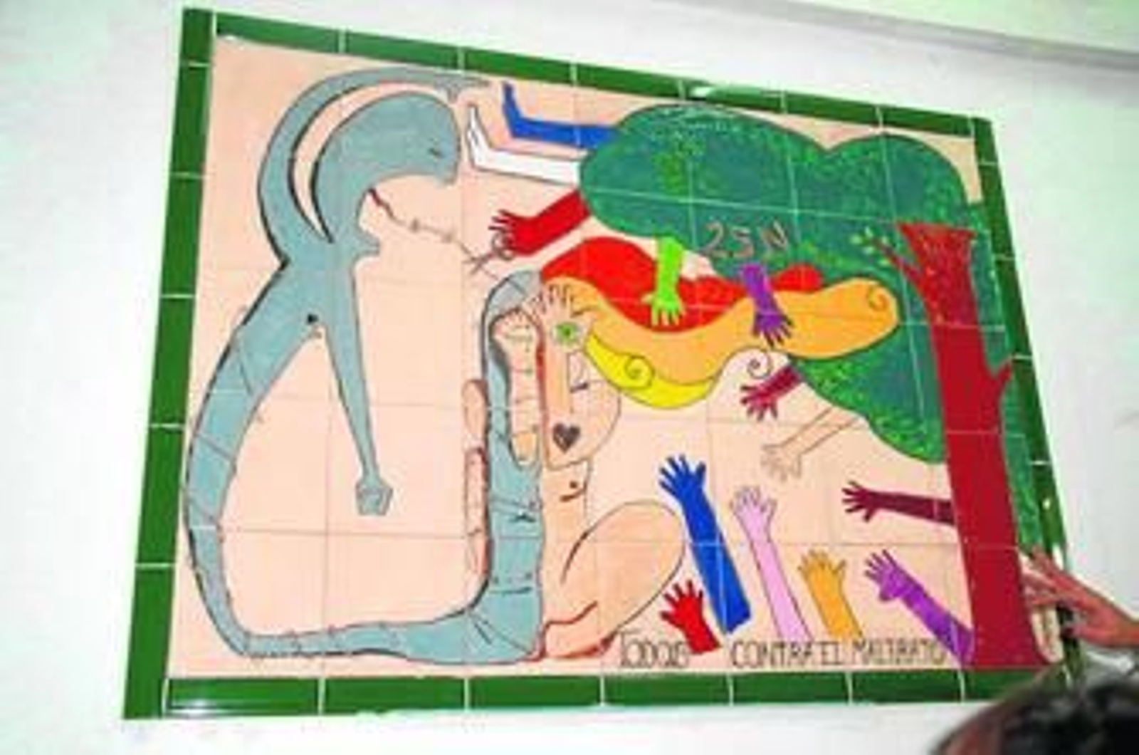 Imagen del mural de cerámica elaborado por los alumnos del Mediterráneo.