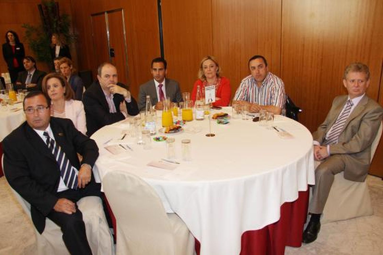 En la mesa, Jerónimo Núñez,Begoña Medina,Diego Narvaez,Daniel Pérez,Marivi Romero,Fernando Muñoz,Liberio Pérez, durante el Foro Joly Andalucía celebrado en Málaga con el ministro de Educación.

Foto: migue fernandez