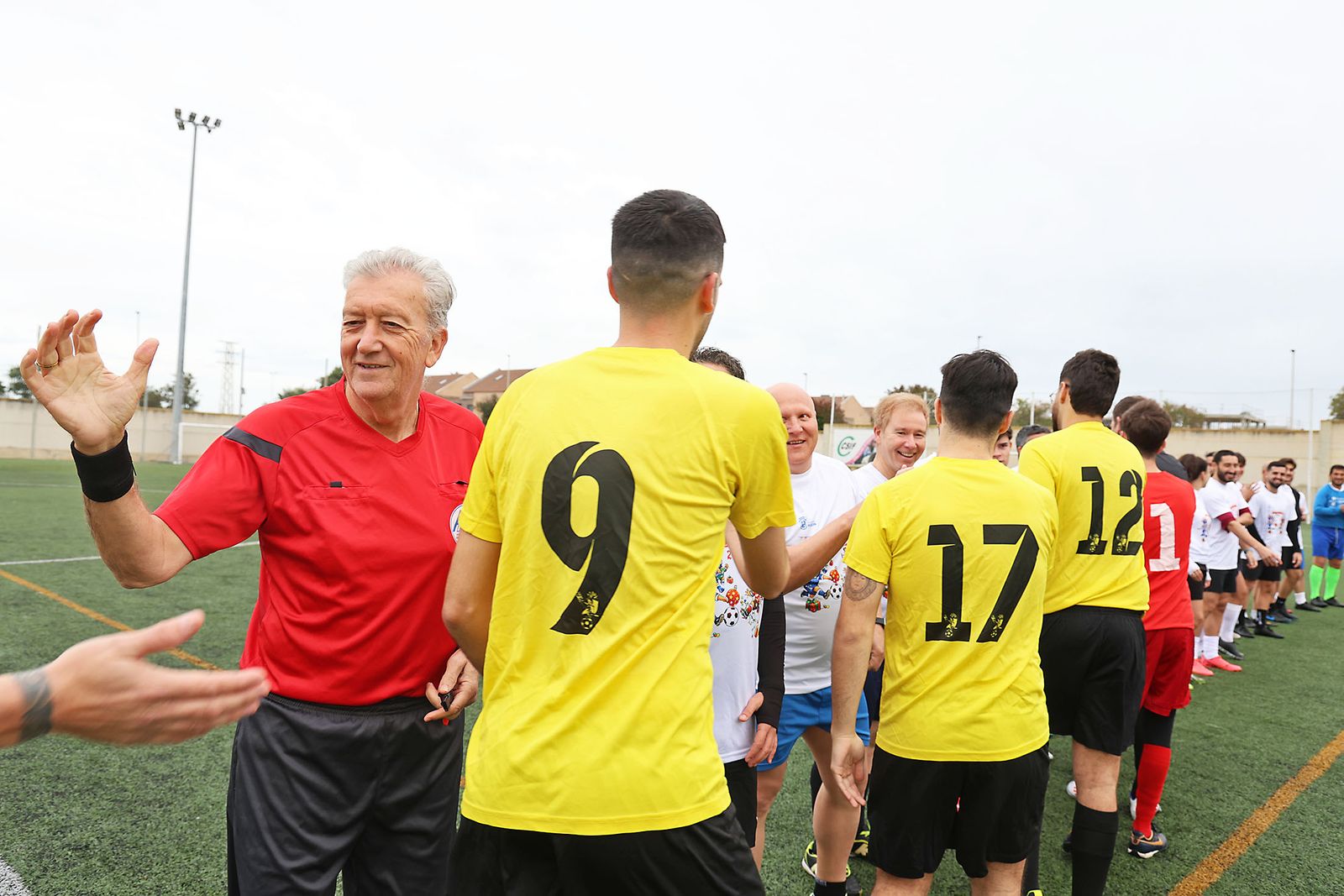 Periodistas y políticos disputan su tradicional partido navideño de fútbol