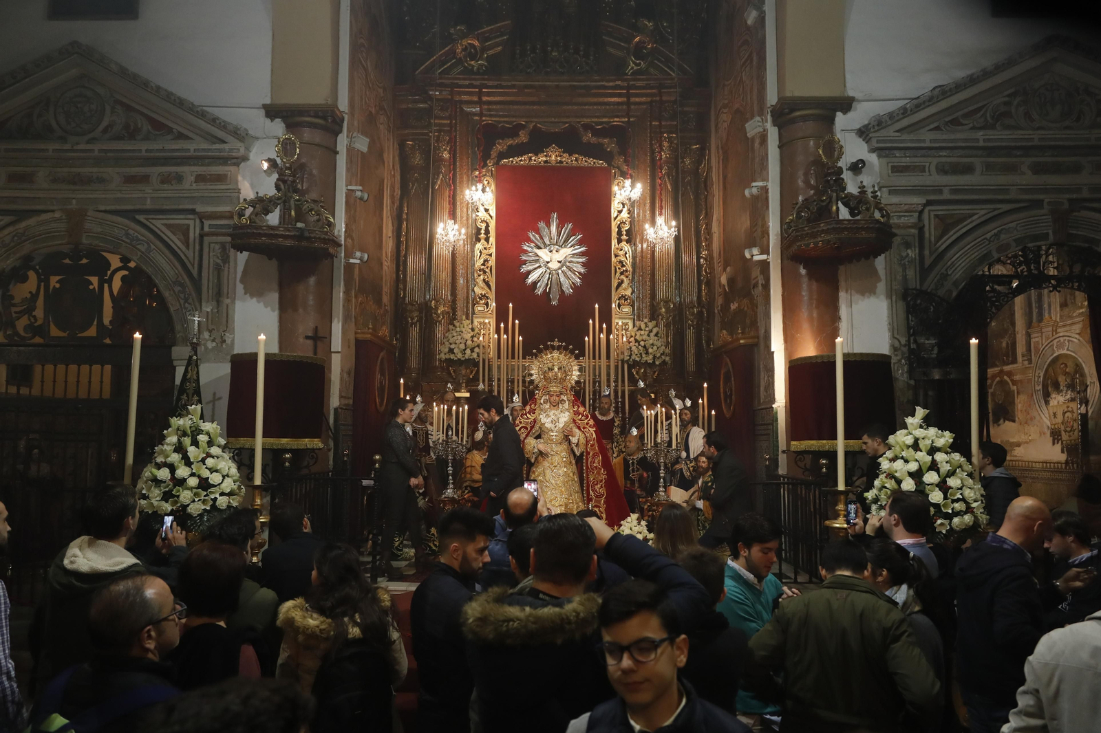 La priostía de la Redención ha sorprendido con un altar en el que recrea Pentecostés.