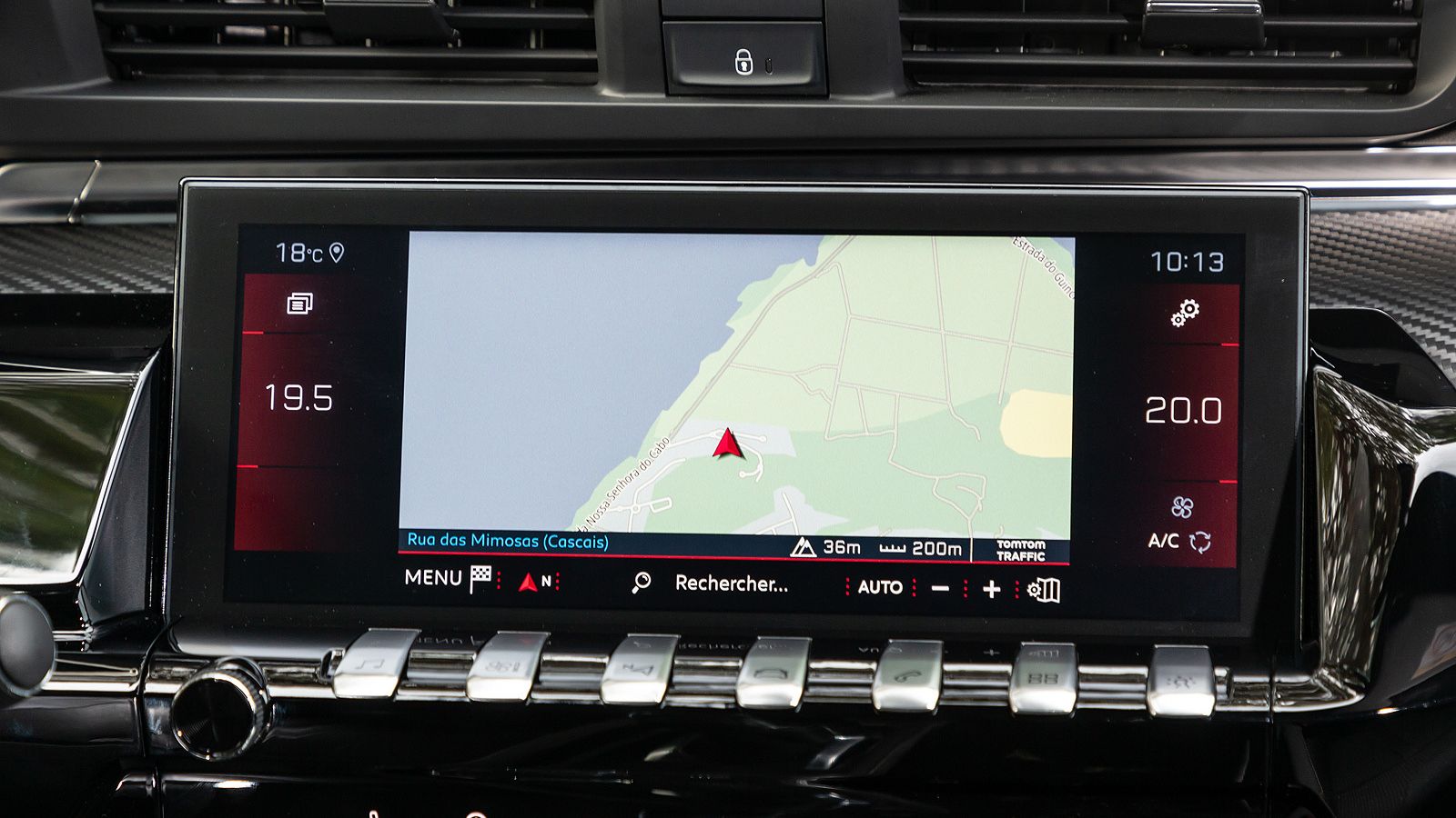 Mediante esta pantalla se manejan casi toda las funciones del vehículo.