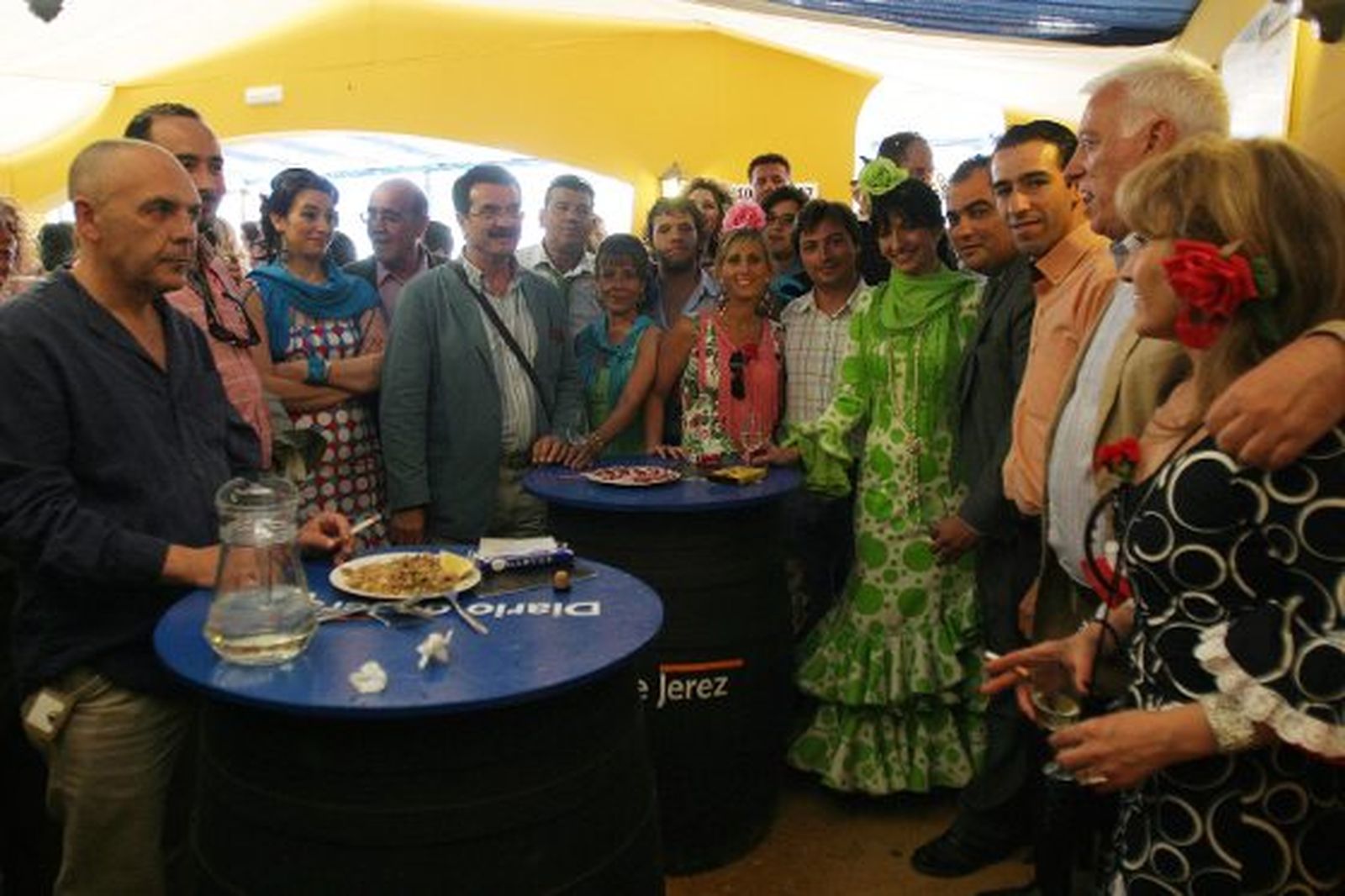 Santiago Casal y Alejandro Castilla, secretarios locales de PSA y PA, respectivamente, junto a sus equipos de trabajo, y Pilar González, presidenta del Comité Nacional de Enlace PA-PSA.

Foto: Vanesa Lobo