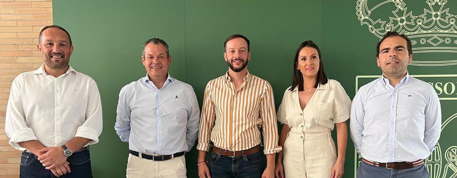 El alcalde de Camas (centro) con responsables de la empresa Urbaser.