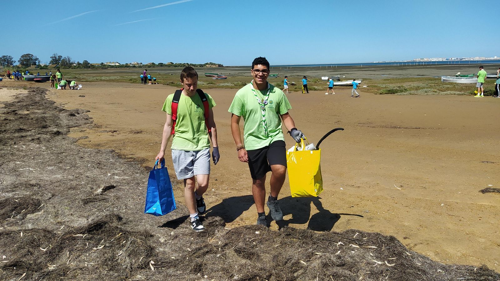 Recogida de basura en la playa de La Casería a cargo de los scouts Eryteeia y de la asociación Natura Sin Basura.