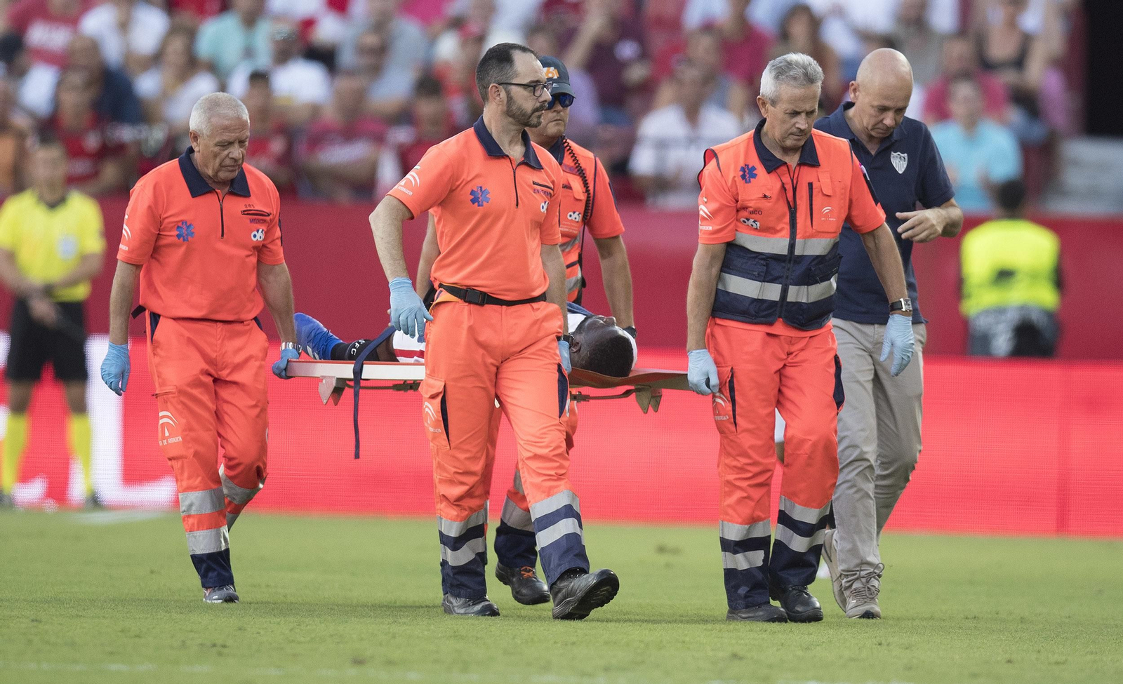 Amadou es evacuado en camilla tras lesionarse el codo derecho